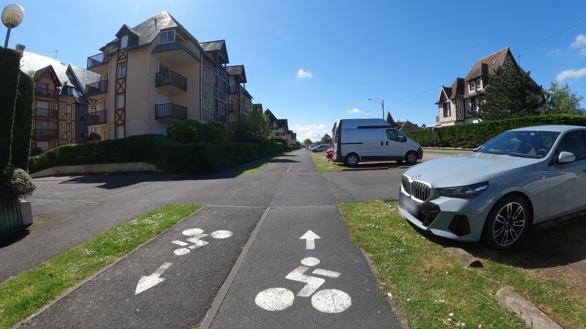 Street view near BEL Appartement jolie vue Mer, Cabourg — © Nzau (CC BY-SA · Mapillary)