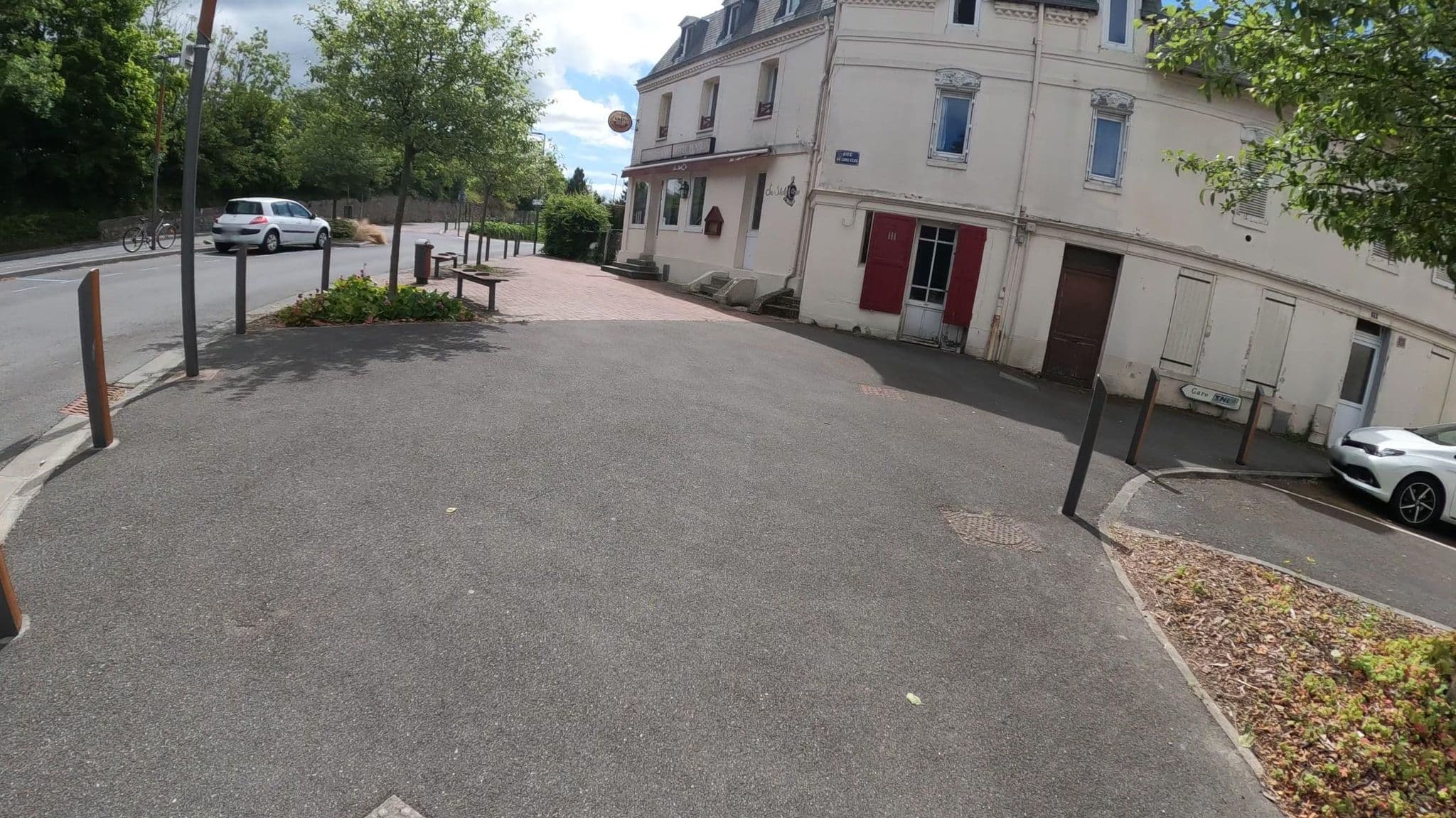 Street view near Hôtel de la Station, Pont-l'Évêque — © Nzau (CC BY-SA · Mapillary)