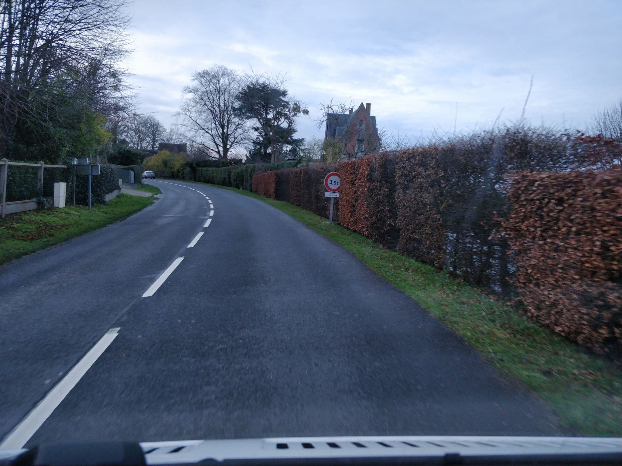 Street view near La Villa des Rosiers, Équemauville — © raymond (CC BY-SA · Mapillary)