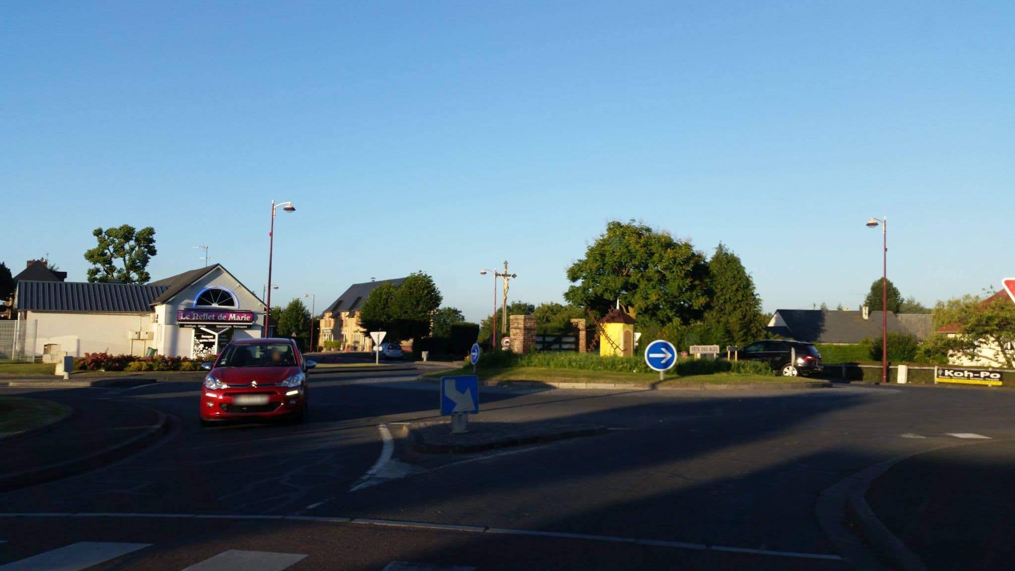 Street view near La Clé des Champs, Équemauville — © it_s_so_funny (CC BY-SA · Mapillary)