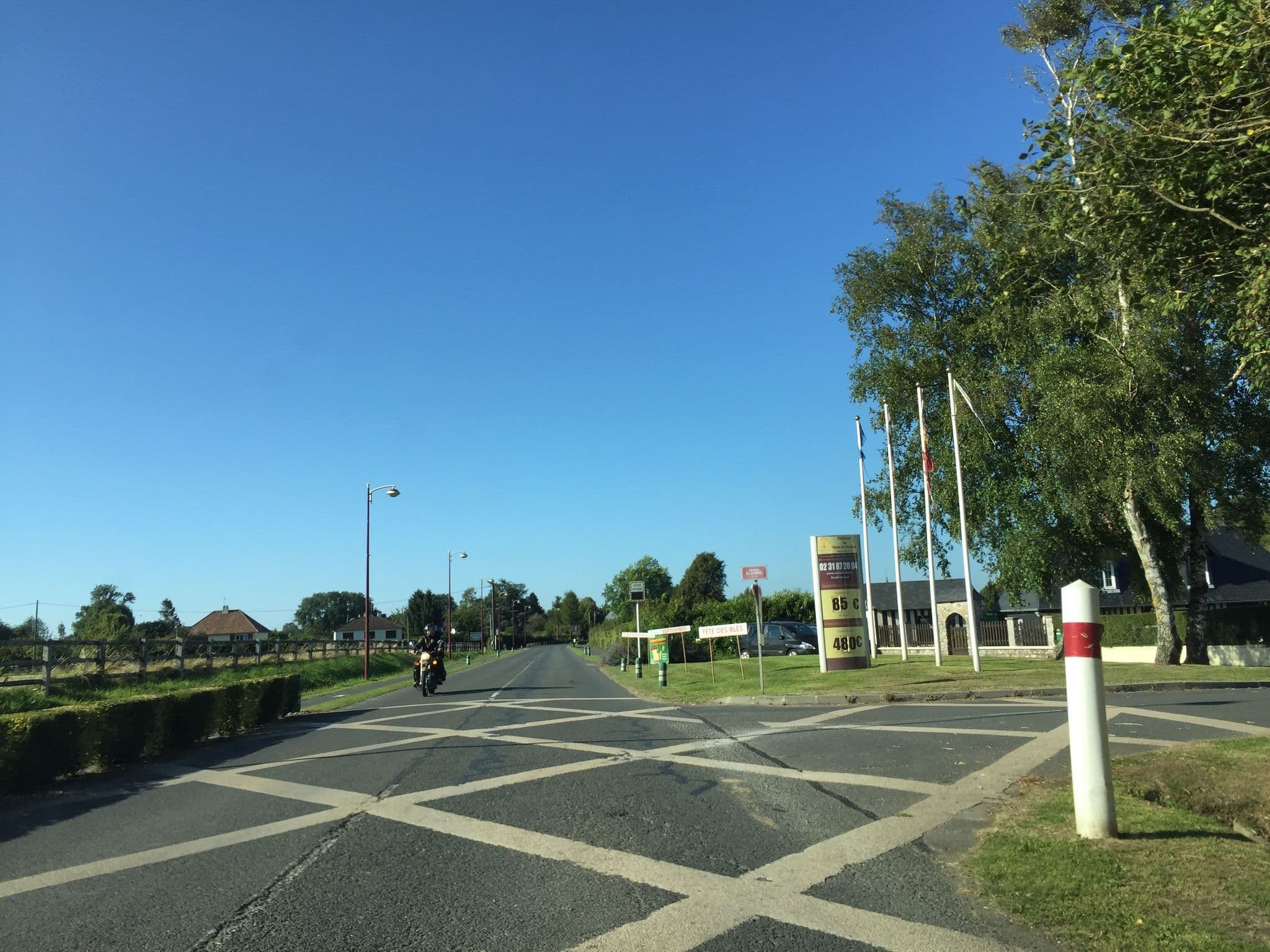 Street view near Adonis Hauts de Honfleur, Équemauville — © it_s_so_funny (CC BY-SA · Mapillary)