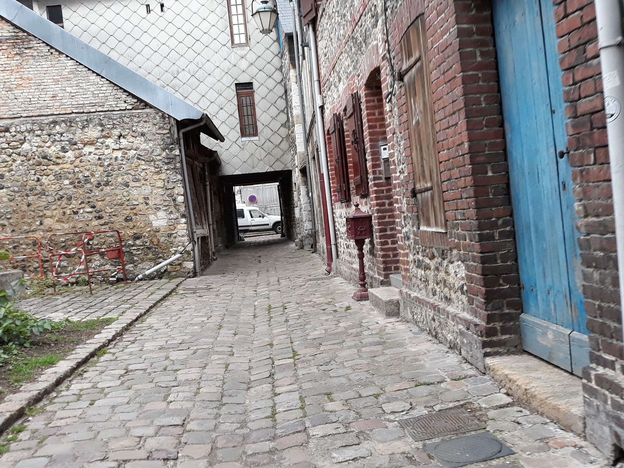 Street view near Le domaine des quatre saisons, Honfleur — © kobold (CC BY-SA · Mapillary)