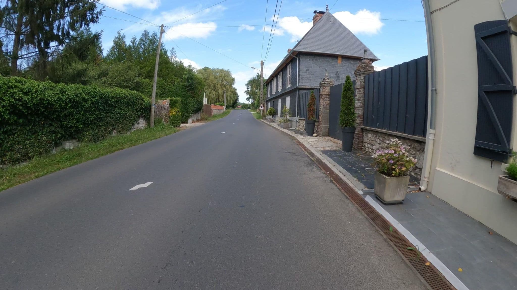 Street view near Par Hasard ou pas, Pont-l'Évêque — © Nzau (CC BY-SA · Mapillary)