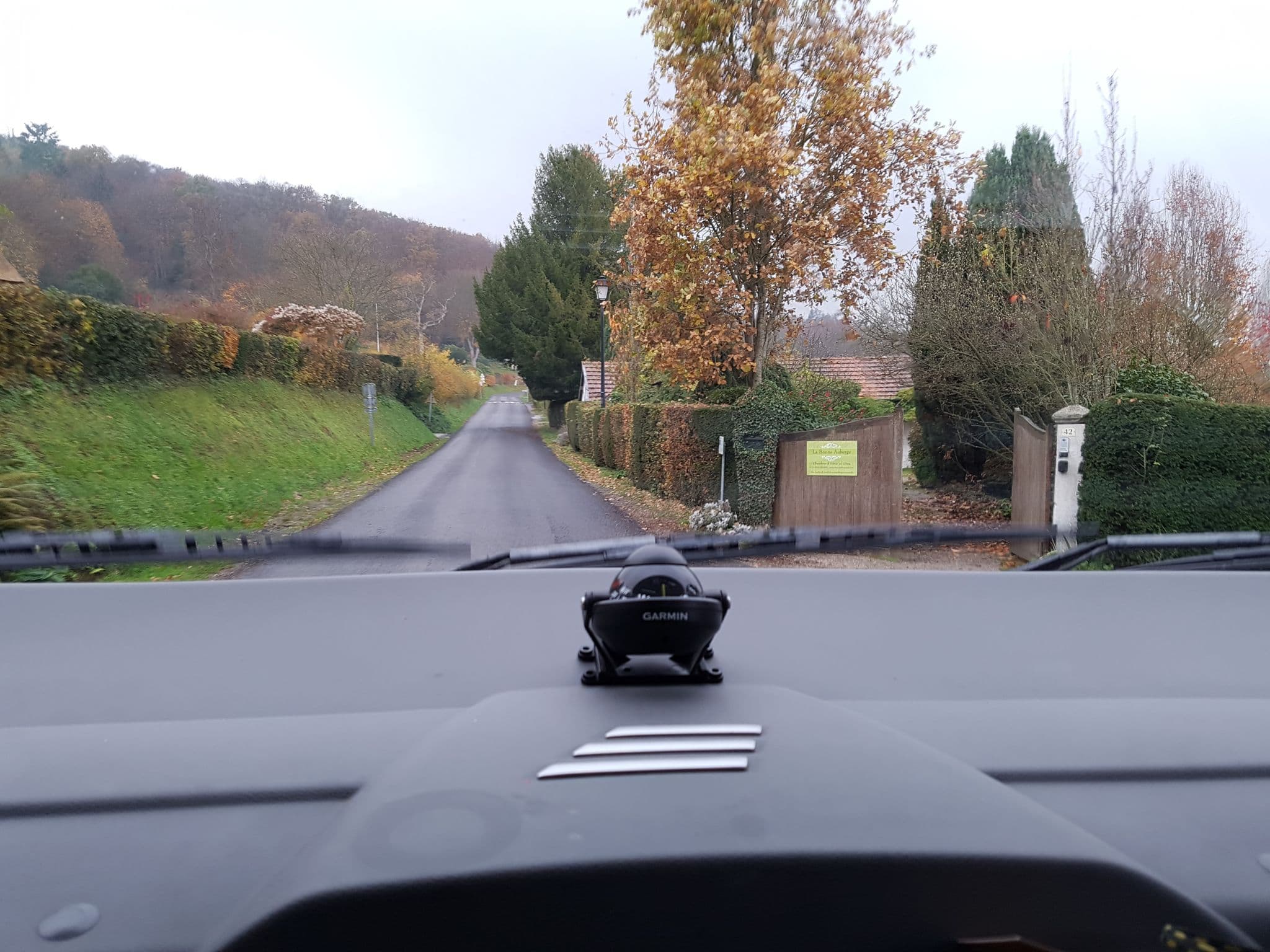 Street view near La Bonne Auberge, Petiville — © bernardvoyageur (CC BY-SA · Mapillary)