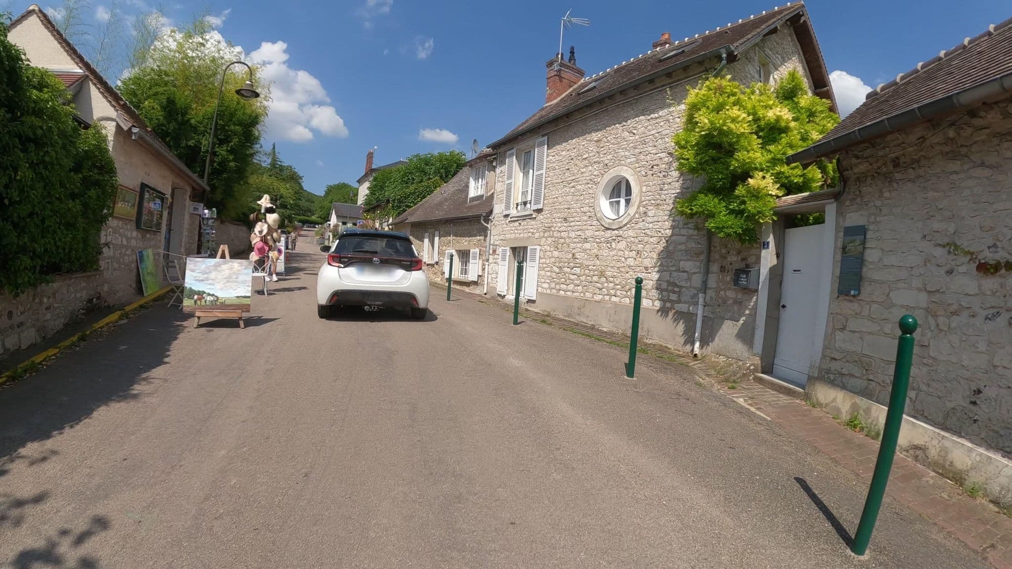 Street view near La Maison de Madame Baudy, Limetz-Villez — © Nzau (CC BY-SA · Mapillary)