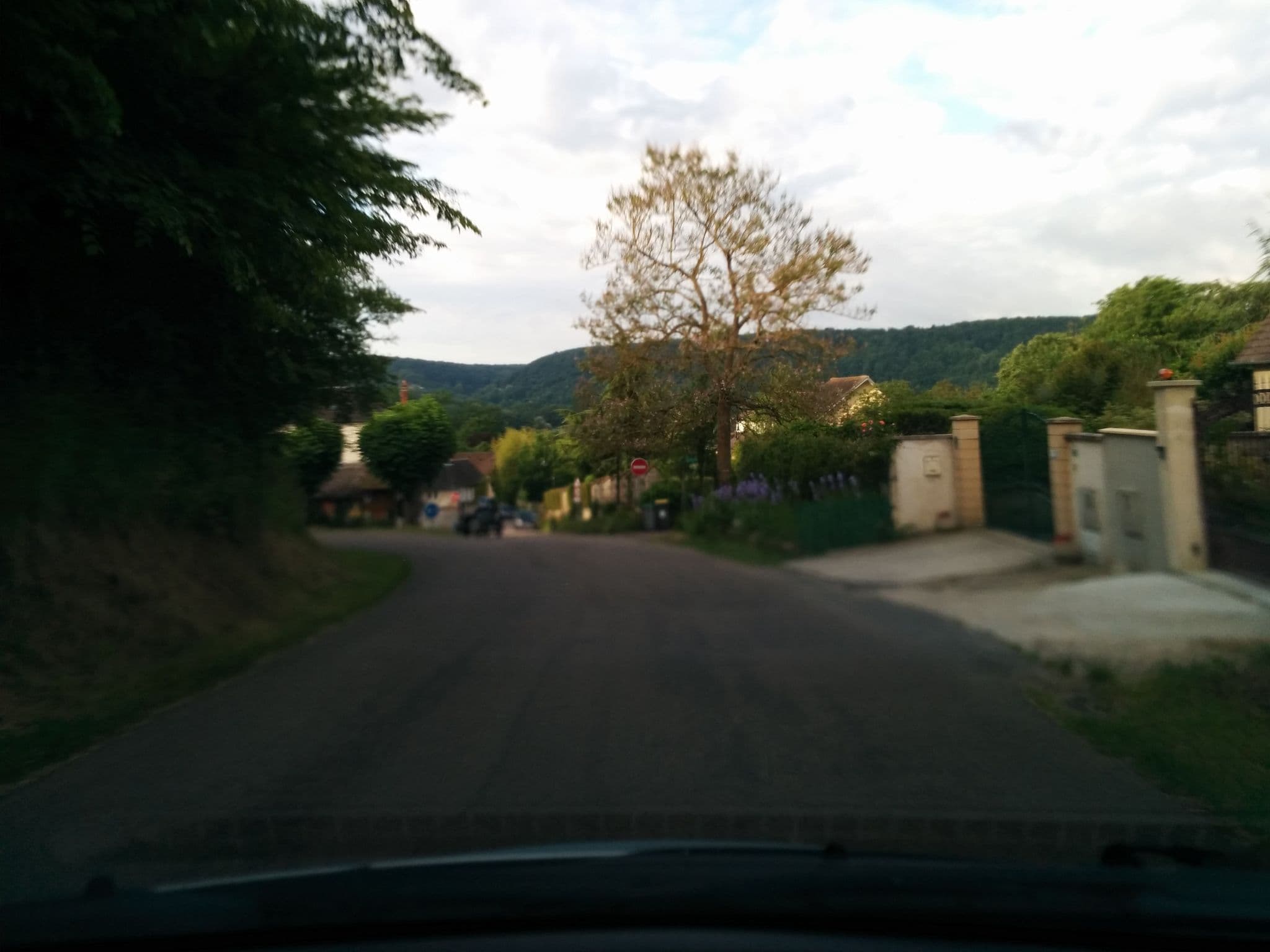 Street view near Maison d'hôtes les Coquelicots, Limetz-Villez — © moktarama (CC BY-SA · Mapillary)