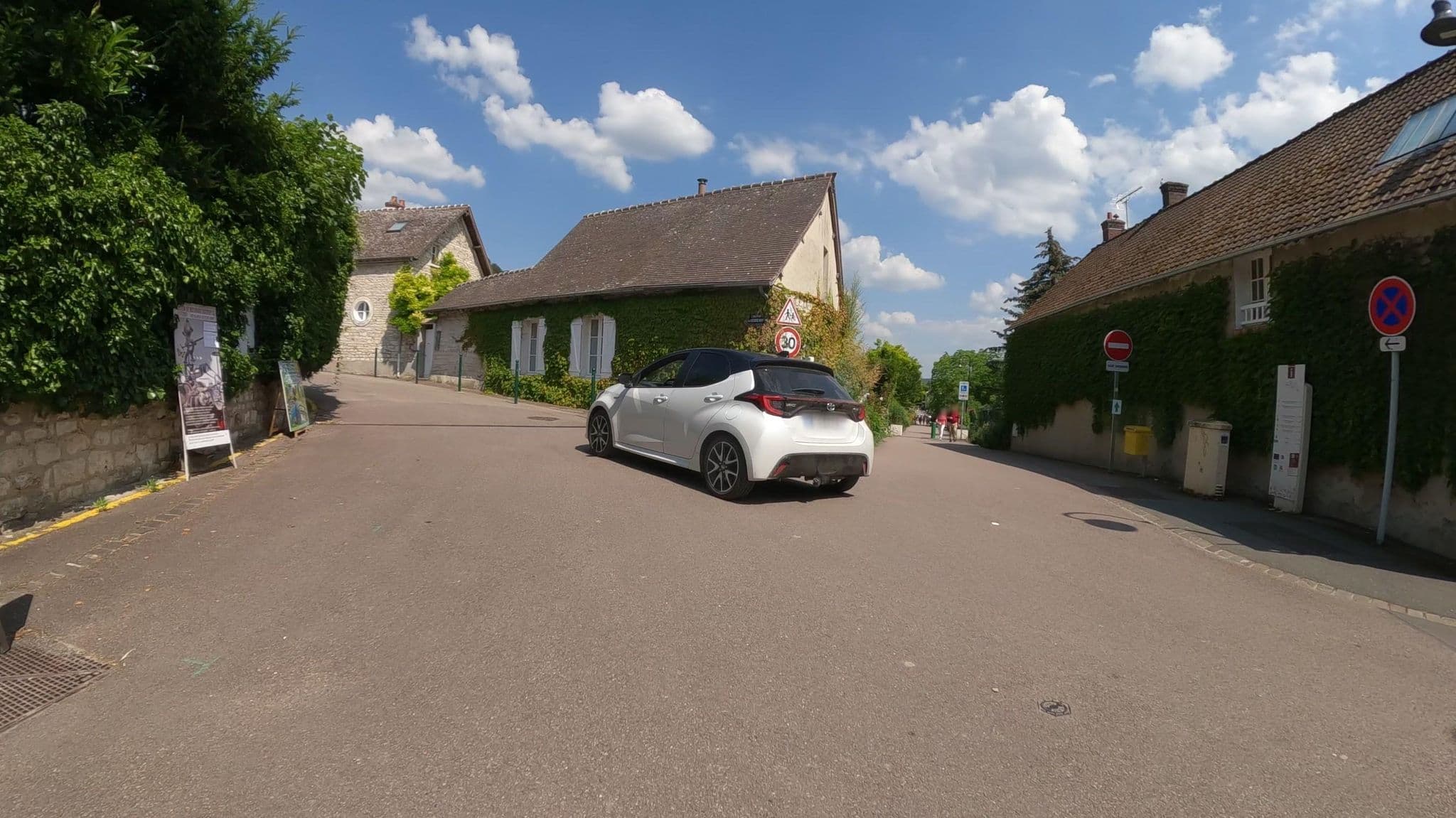 Street view near Le bon marechal, Limetz-Villez — © Nzau (CC BY-SA · Mapillary)