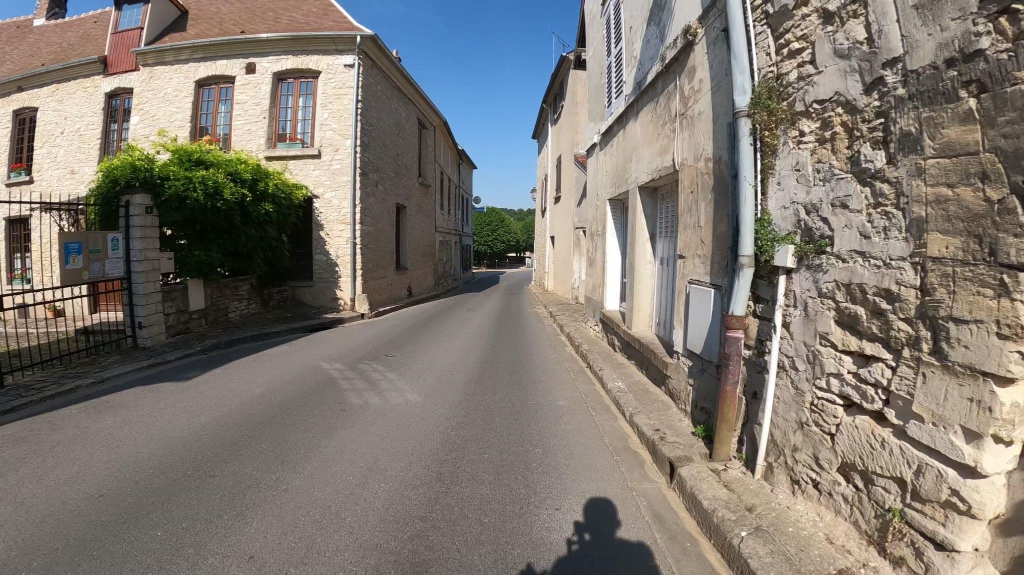 Street view near Au Relais de Chaussy, Gasny — © Nzau (CC BY-SA · Mapillary)