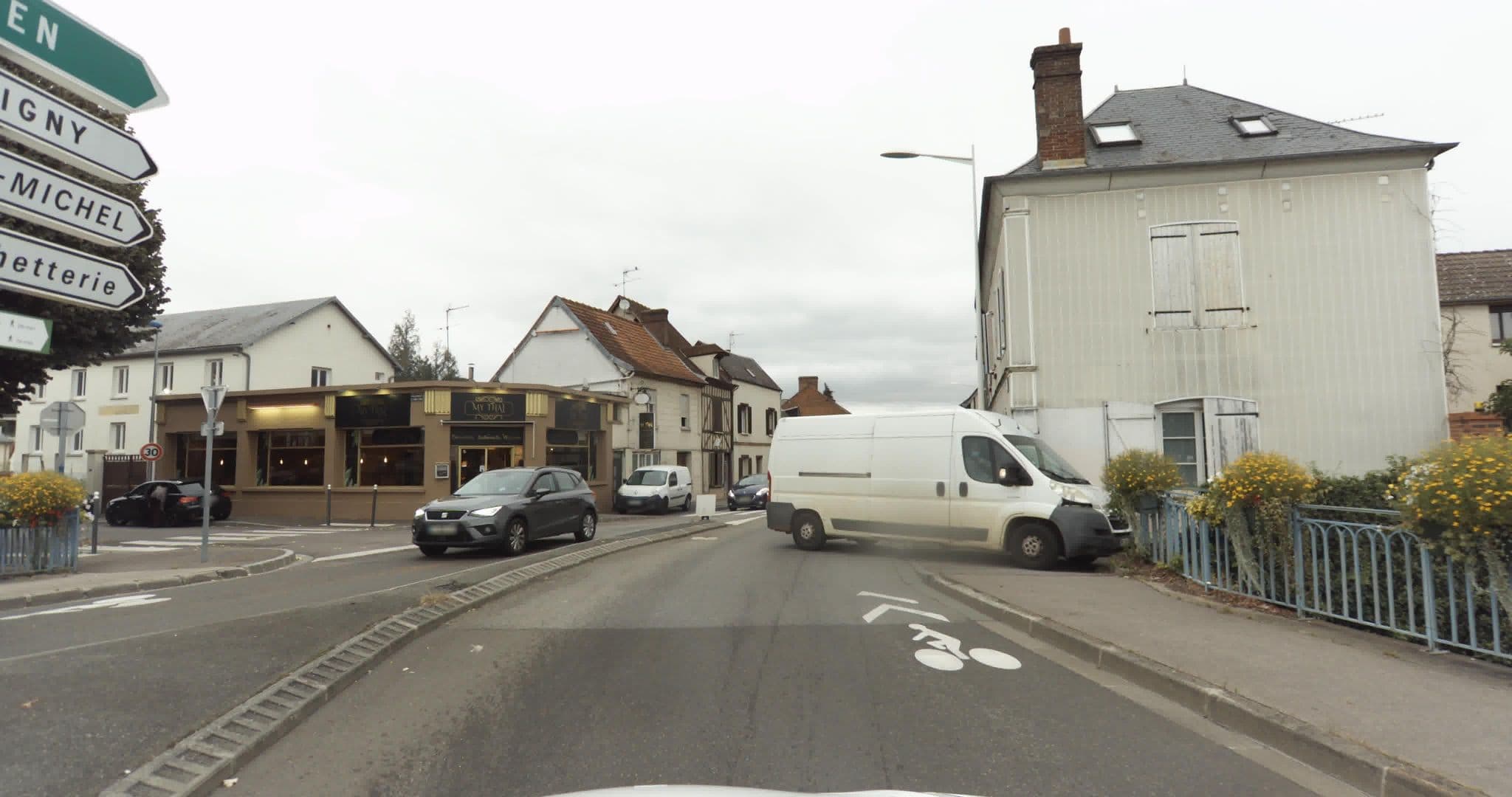 Street view near Lady Mary, Évreux — © sogefi (CC BY-SA · Mapillary)