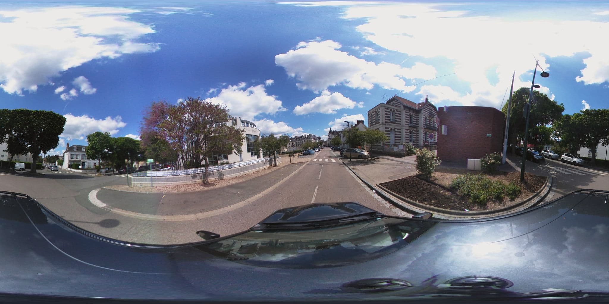 Street view near House of the figurine, Vernon — © ratzillas (CC BY-SA · Mapillary)