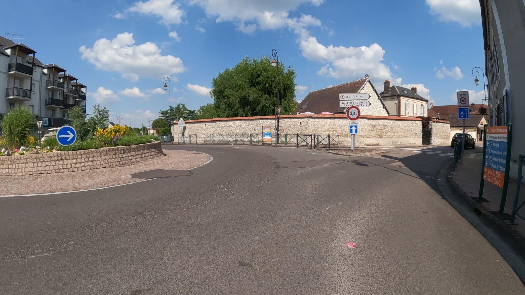 Street view near La Petite Maison, Gasny — © Nzau (CC BY-SA · Mapillary)
