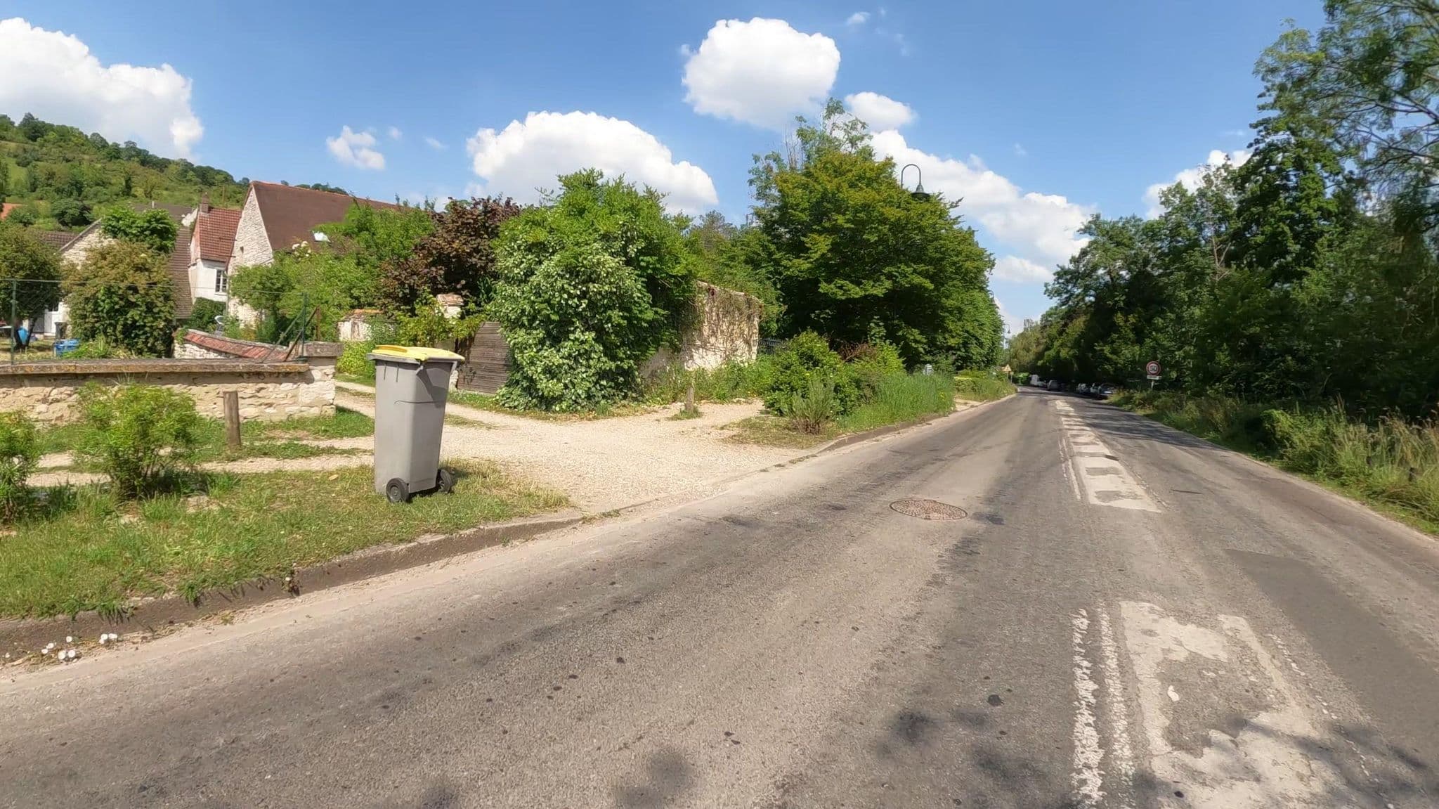 Street view near Cottage les Quatre Saisons, Limetz-Villez — © Nzau (CC BY-SA · Mapillary)