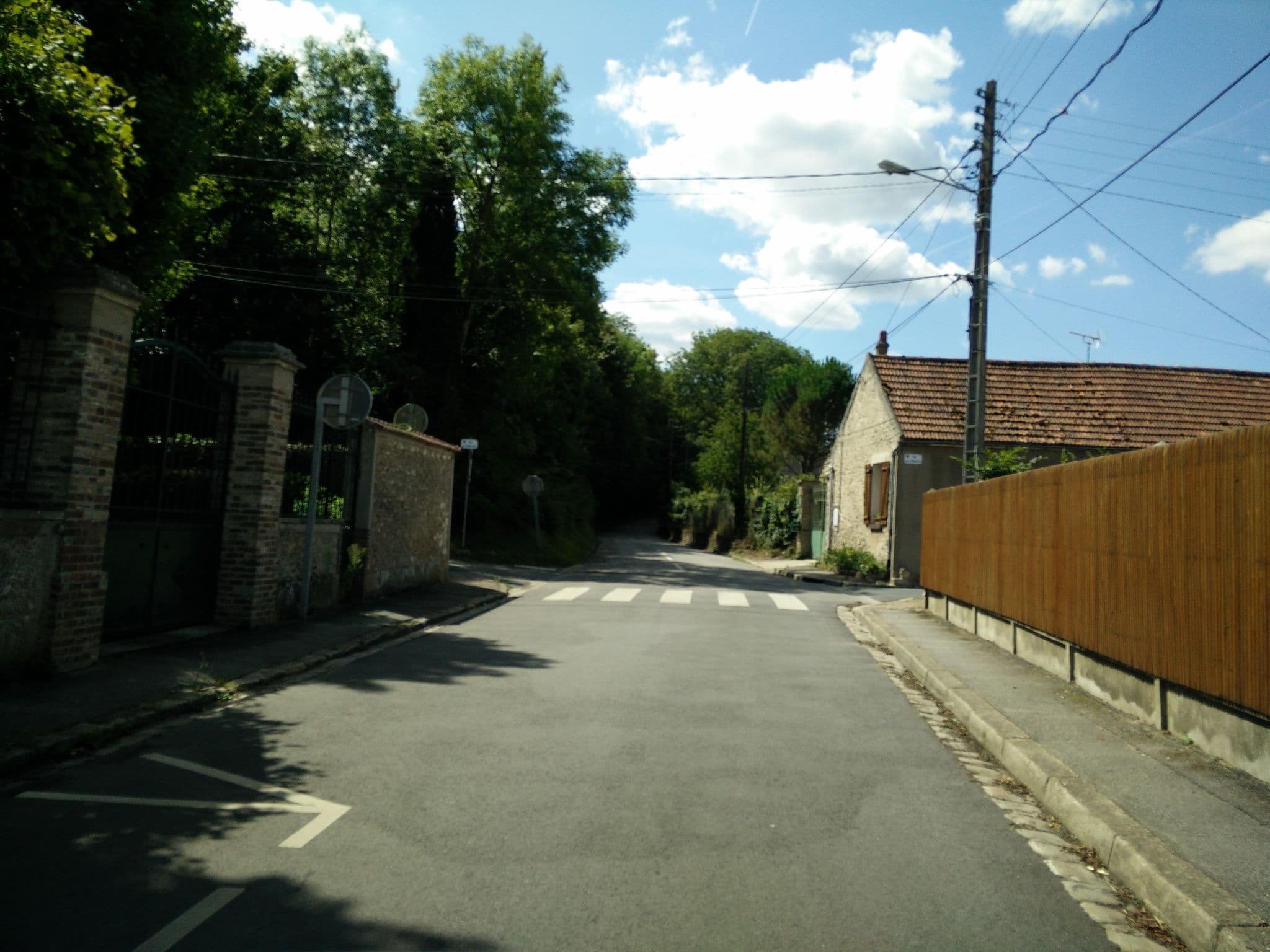 Street view near Les Charmilles, Garancières — © ratzillas (CC BY-SA · Mapillary)