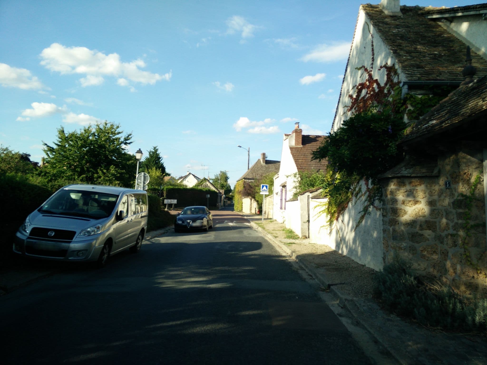 Street view near La Cahute, Garancières — © ratzillas (CC BY-SA · Mapillary)