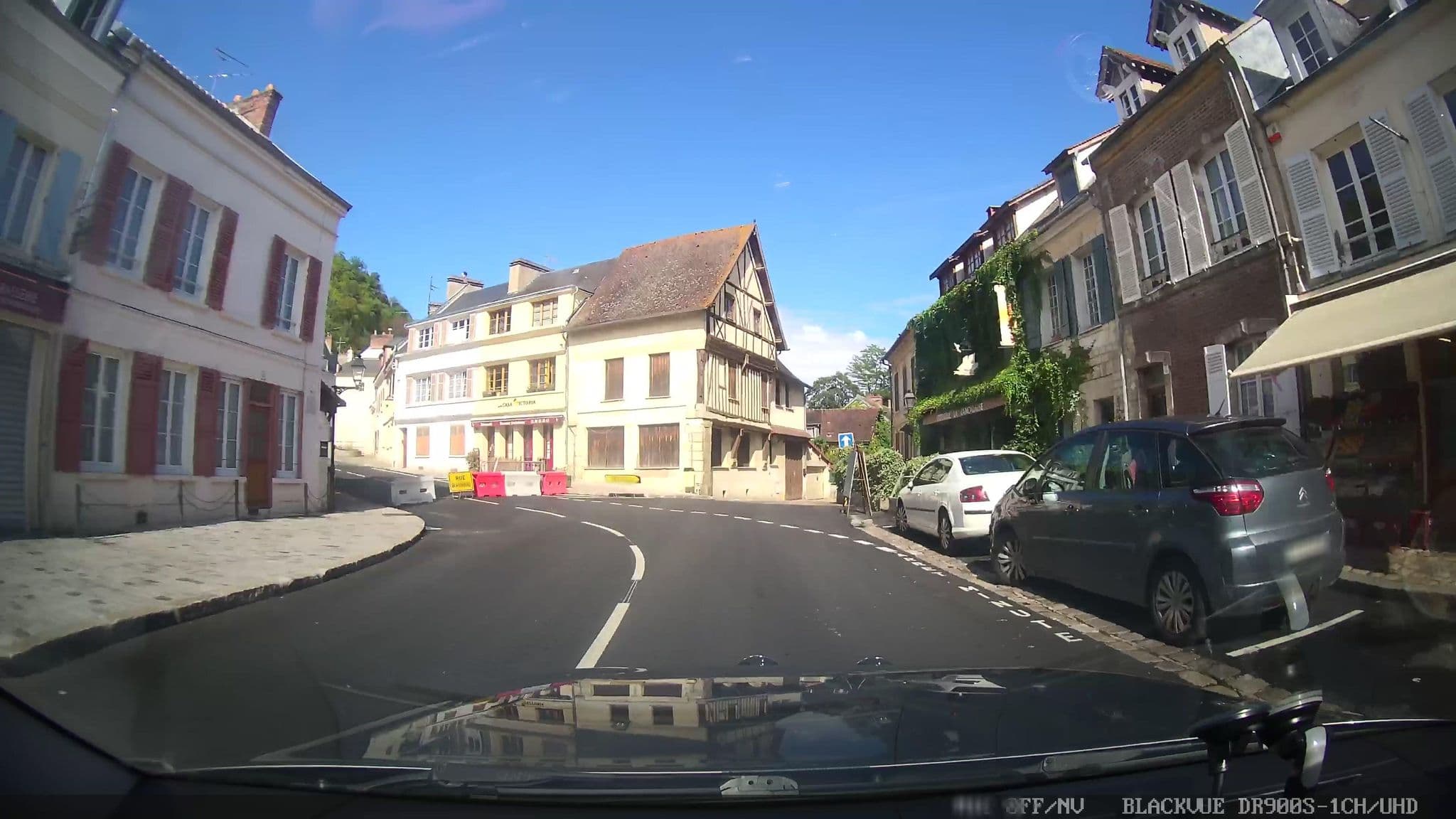 Street view near Le Logis du Château, Gasny — © grobin (CC BY-SA · Mapillary)