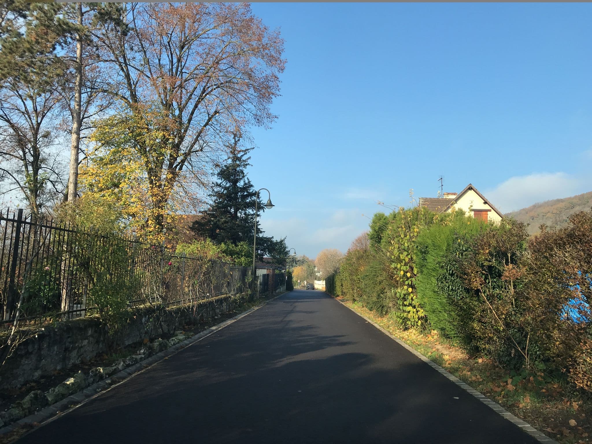 Street view near La Pluie De Roses, Limetz-Villez — © unmap (CC BY-SA · Mapillary)