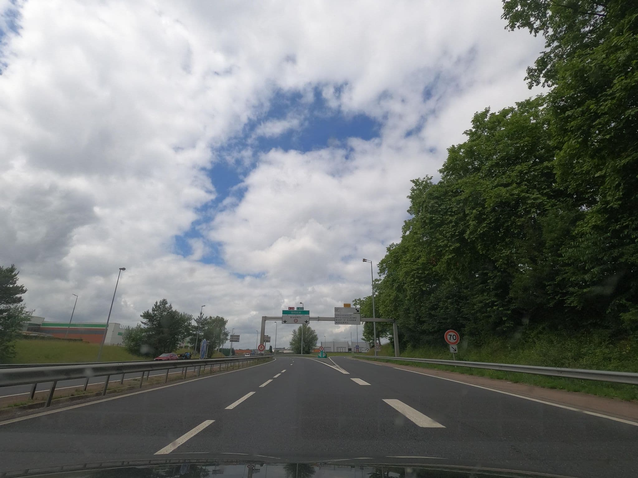 Street view near Etap Hotel, Isneauville — © uwekoch (CC BY-SA · Mapillary)