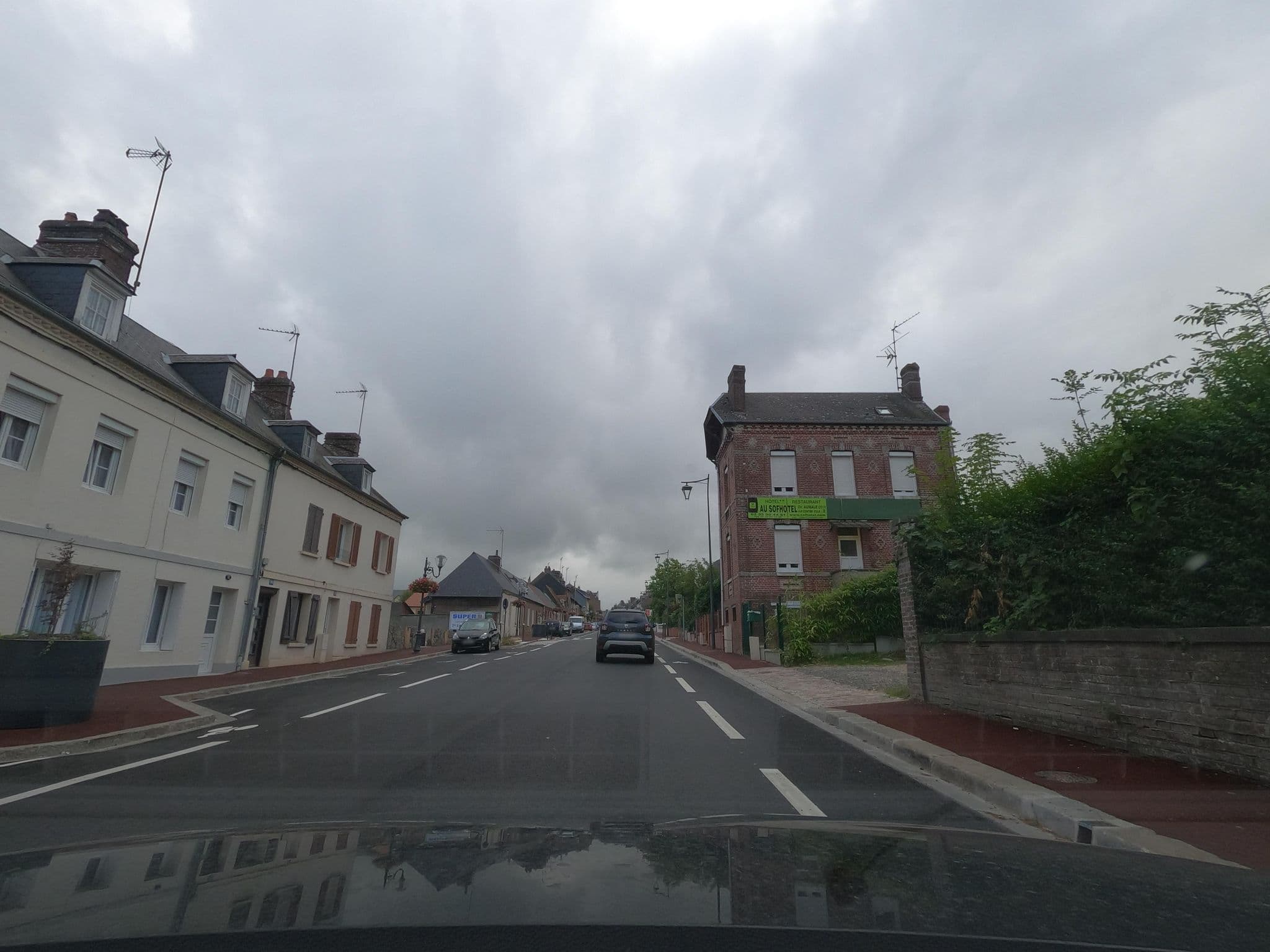 Street view near Club Méditerrannée, Forges-les-Eaux — © uwekoch (CC BY-SA · Mapillary)