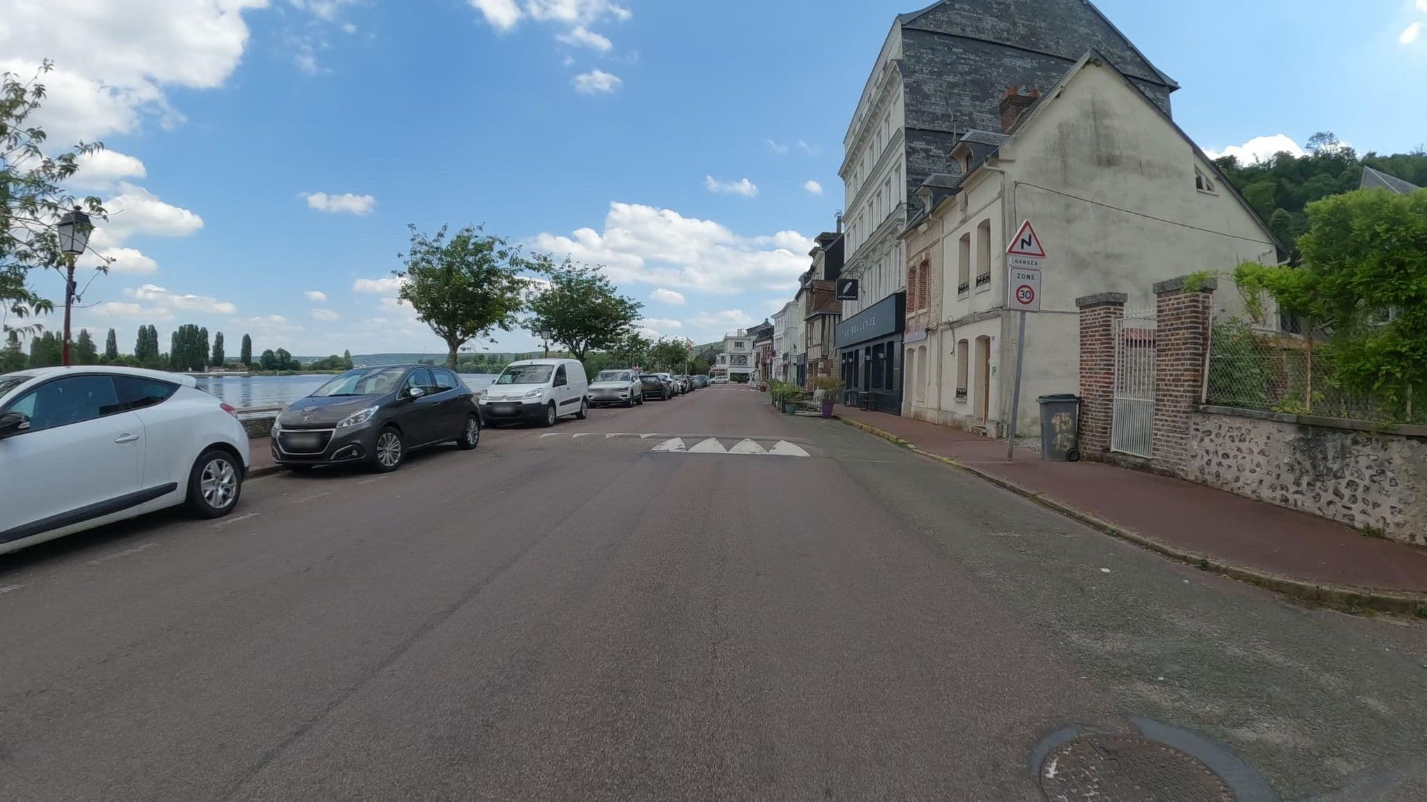 Street view near La Bouille en Seine, Sahurs — © Nzau (CC BY-SA · Mapillary)