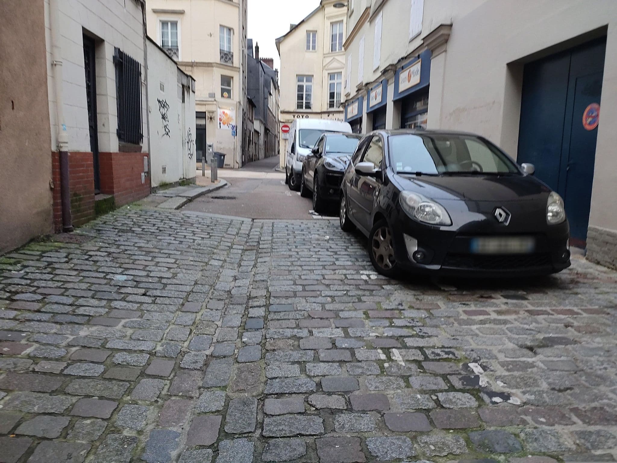 Street view near Chambres les Carmes, Rouen — © bbbhltz (CC BY-SA · Mapillary)