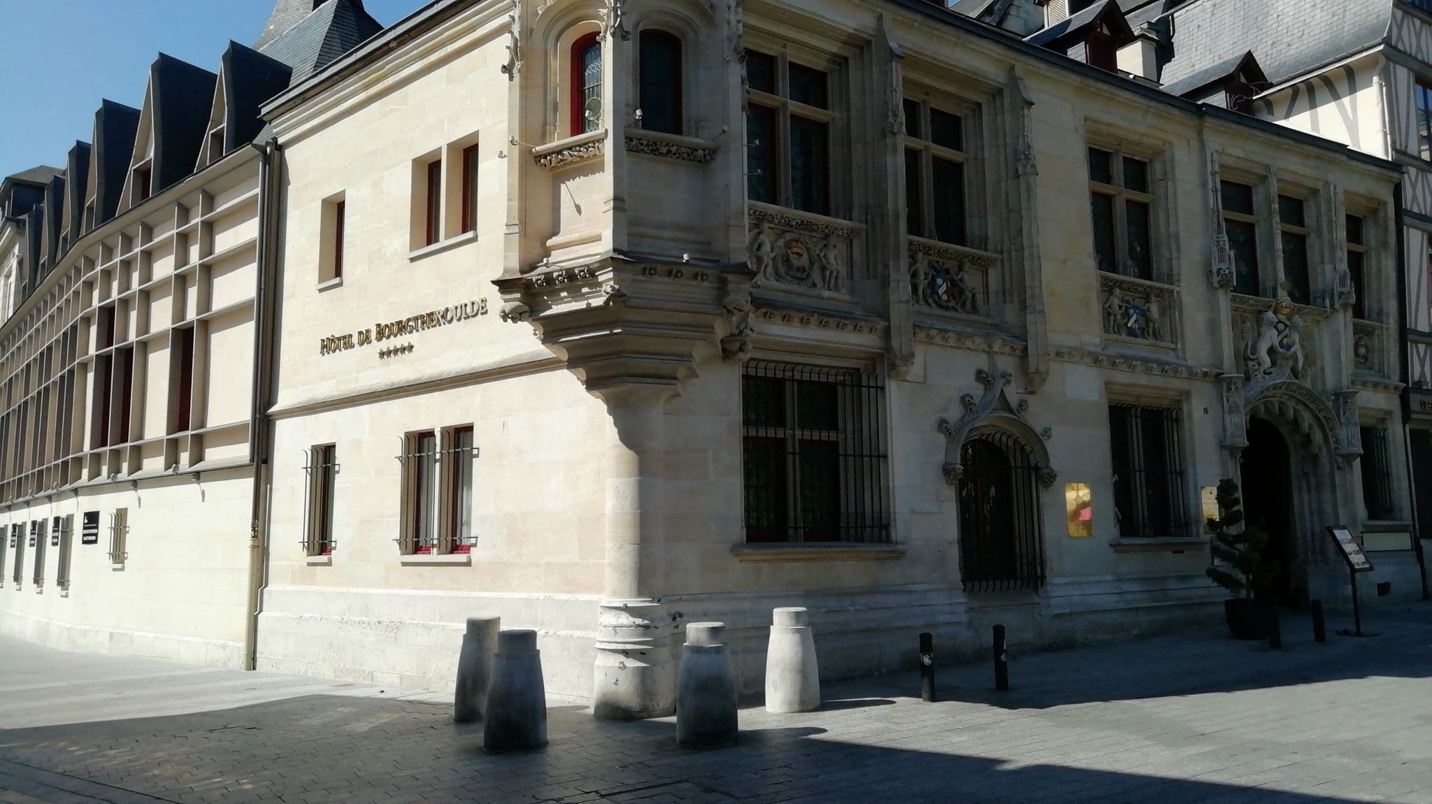 Street view near Hôtel de Bourgtheroulde (Autograph Collection), Rouen — © williamdes (CC BY-SA · Mapillary)