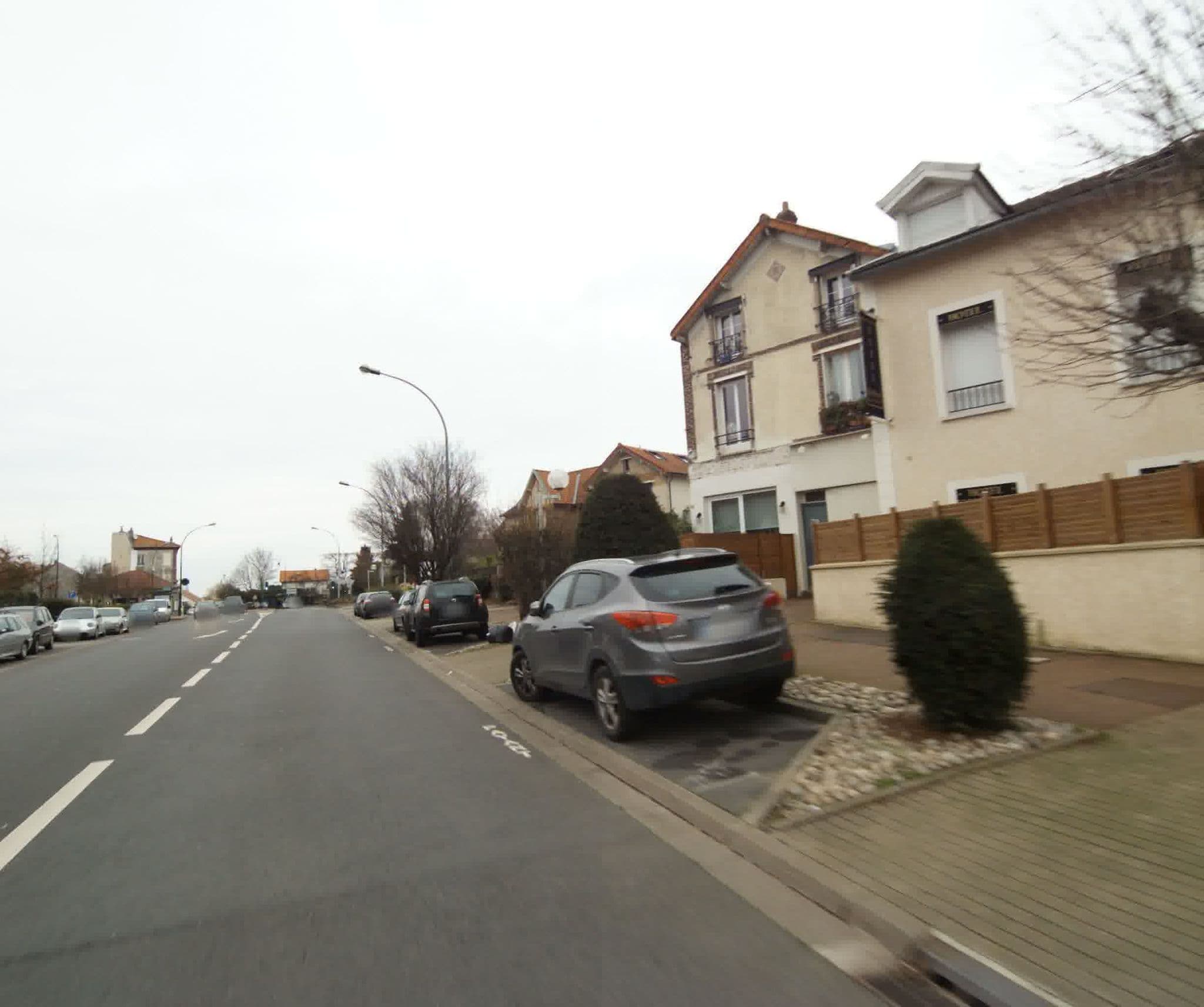 Street view near Aux Deux Marronniers, Saint-Cloud — © sogefi (CC BY-SA · Mapillary)