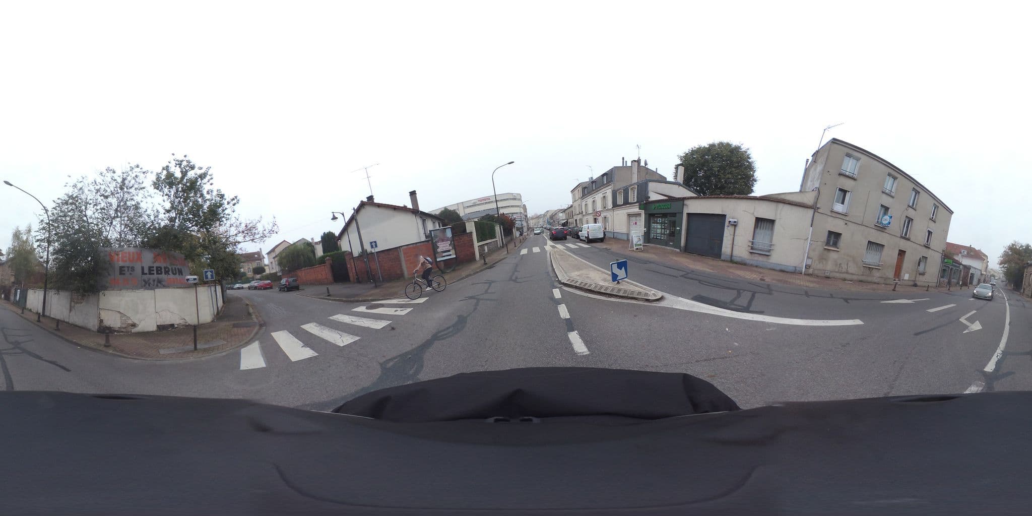 Street view near Villa Trianon, Le Chesnay — © simon_geovelo (CC BY-SA · Mapillary)