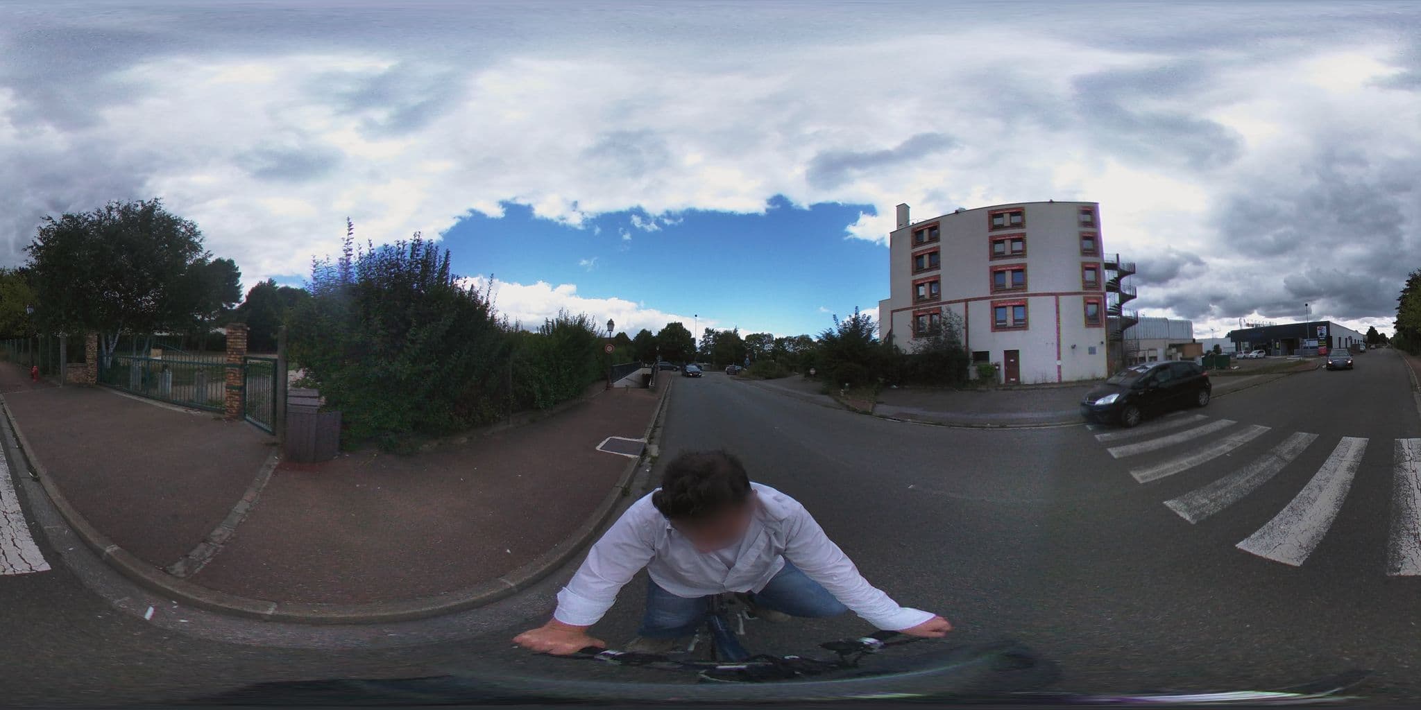 Street view near Hôtel du Golfe, Coignières — © geovelo (CC BY-SA · Mapillary)