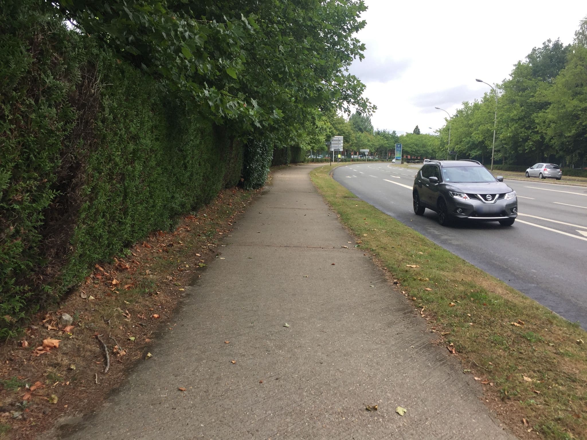 Street view near Alliance Hotel Saint-Quentin-en-Yvelines, Bois-d'Arcy — © geovelo (CC BY-SA · Mapillary)