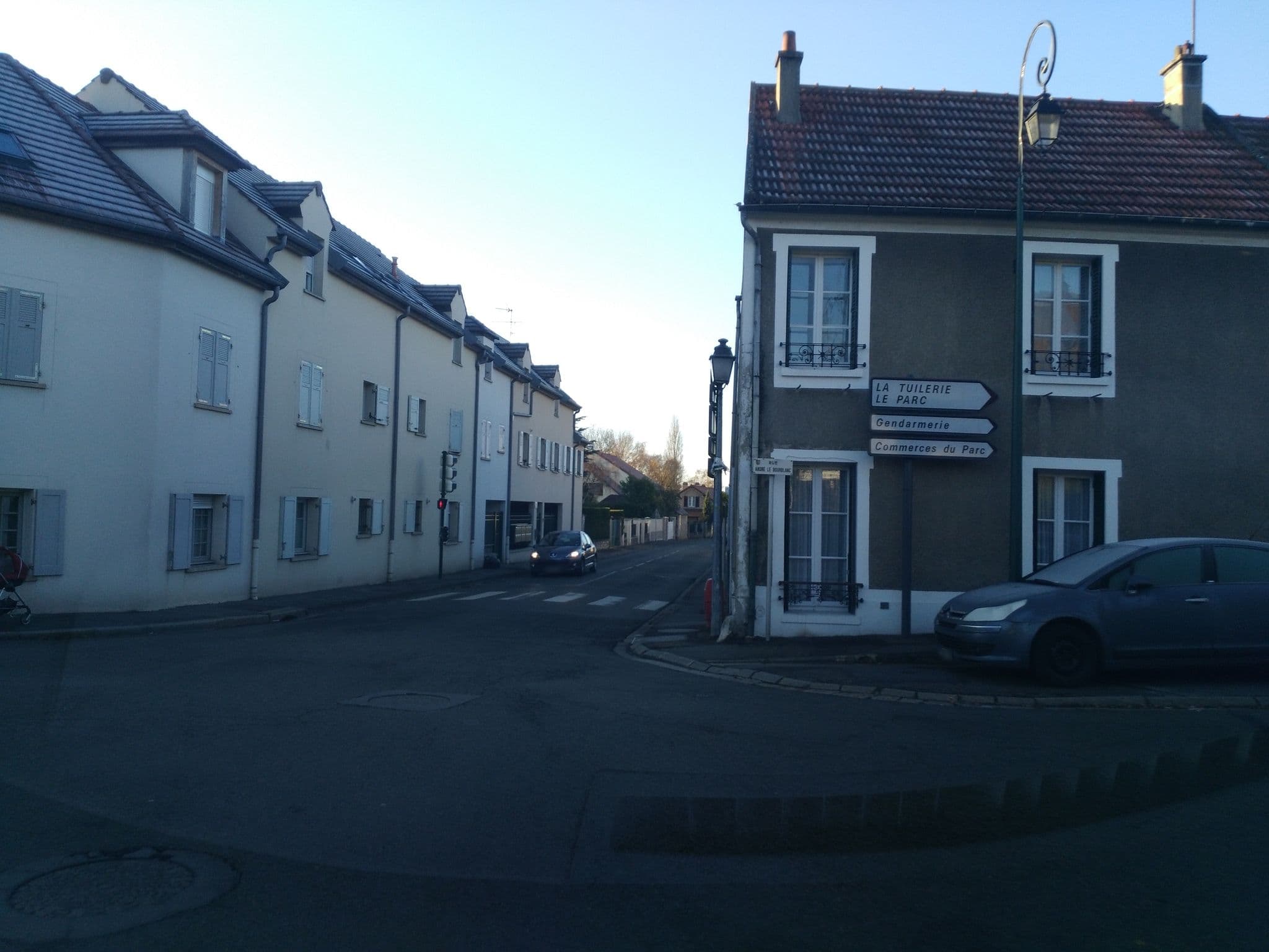 Street view near Selectour - La Carte des Voyages, Noisy-le-Roi — © tartine78 (CC BY-SA · Mapillary)