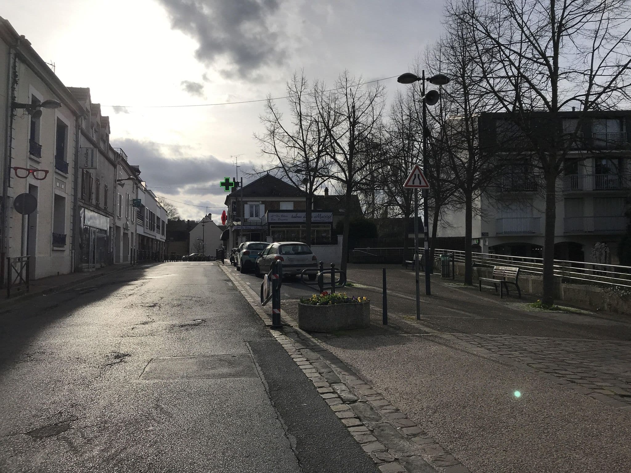 Street view near Reside Etudes Apparthotels, Bures-sur-Yvette — © josmougn (CC BY-SA · Mapillary)