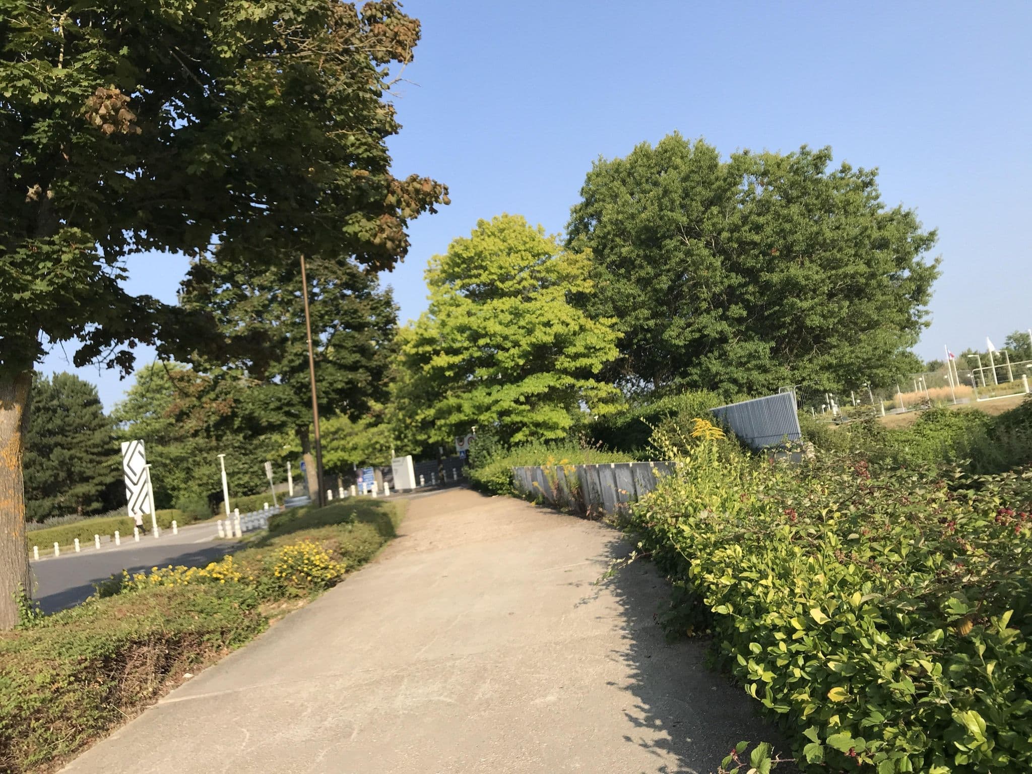 Street view near Les Bons Sens - Restaurant, Guyancourt — © josmougn (CC BY-SA · Mapillary)