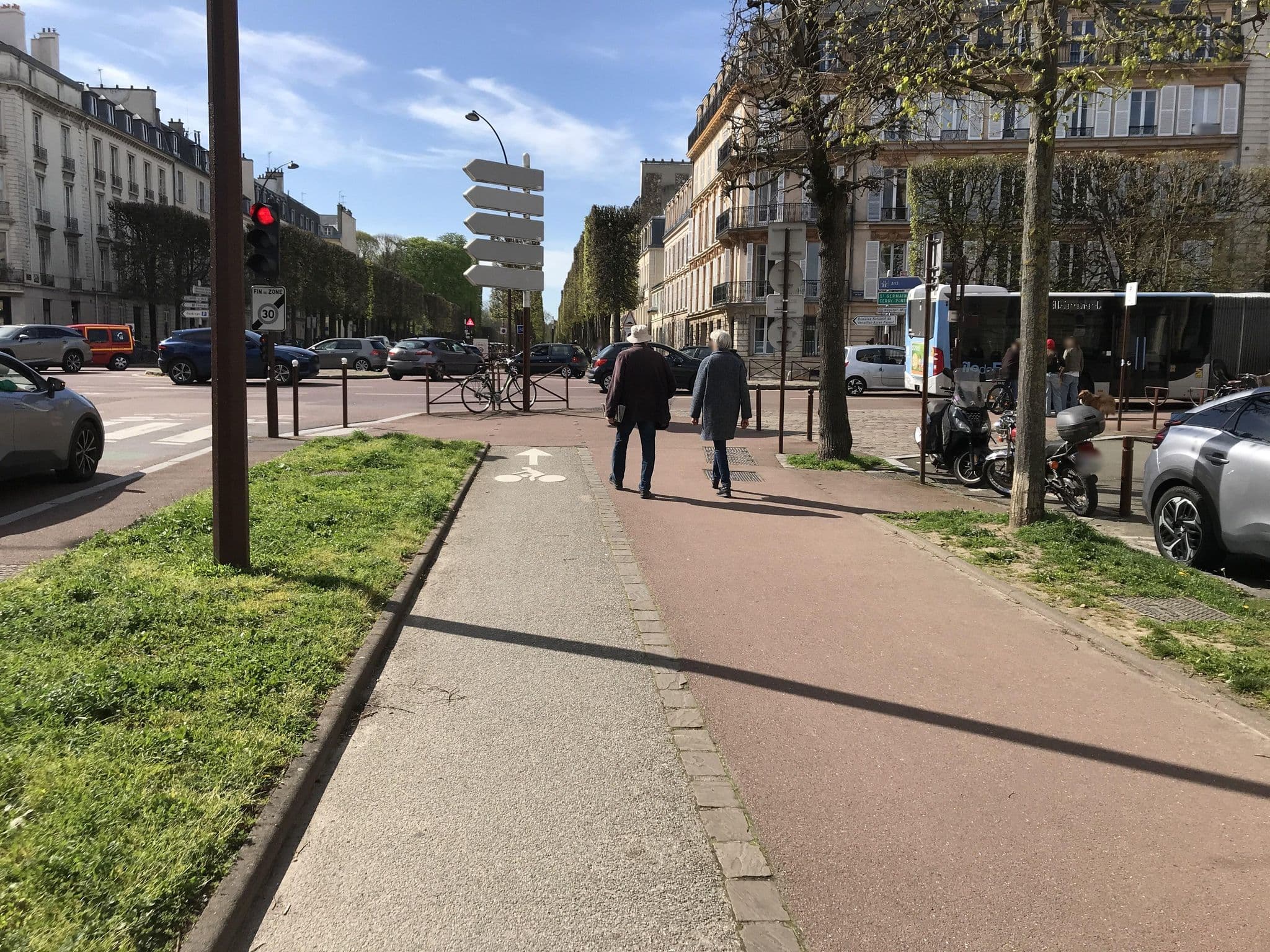 Street view near Hôtel de la Marquise de Pompadour, Versailles — © josmougn (CC BY-SA · Mapillary)