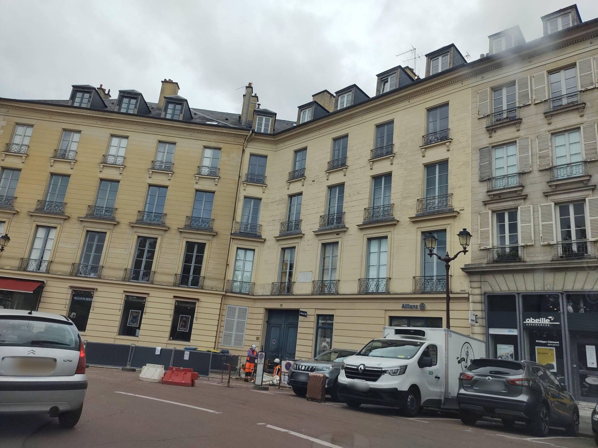 Street view near 8 Rue Hoche, Versailles — © thetornado76 (CC BY-SA · Mapillary)
