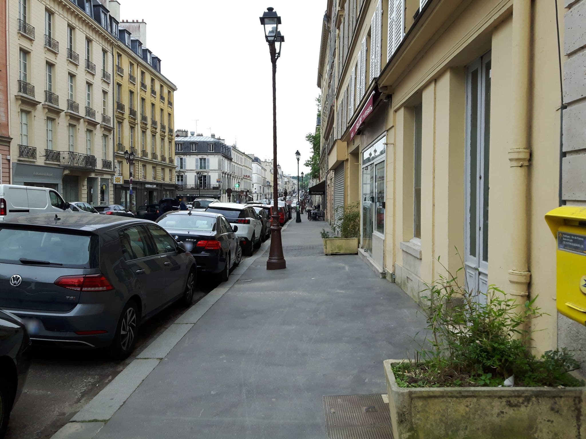 Street view near Le Petit Neptune, Versailles — © wusel007 (CC BY-SA · Mapillary)