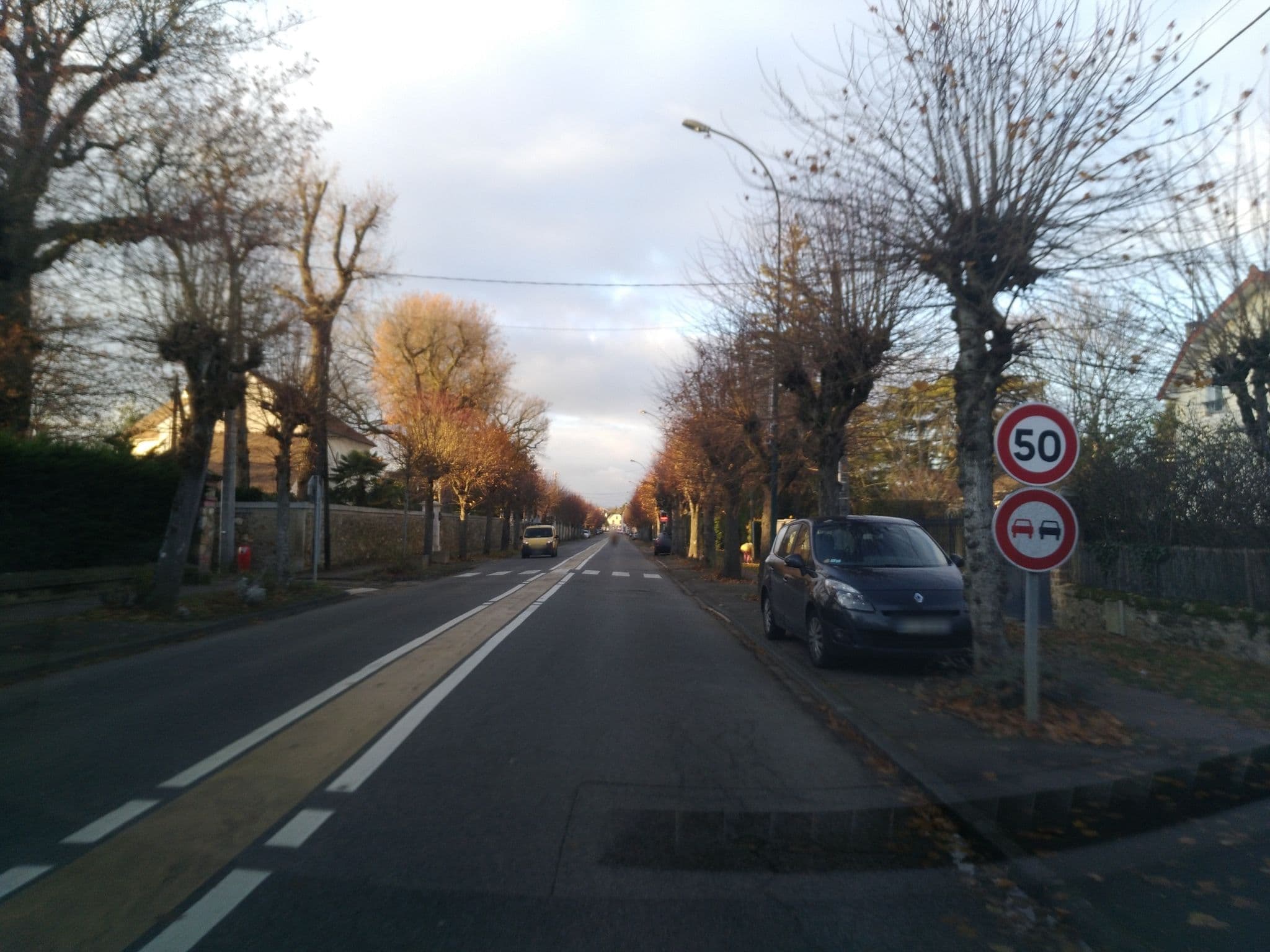 Street view near Hôtel le Verbois, Neauphle-le-Château — © tartine78 (CC BY-SA · Mapillary)