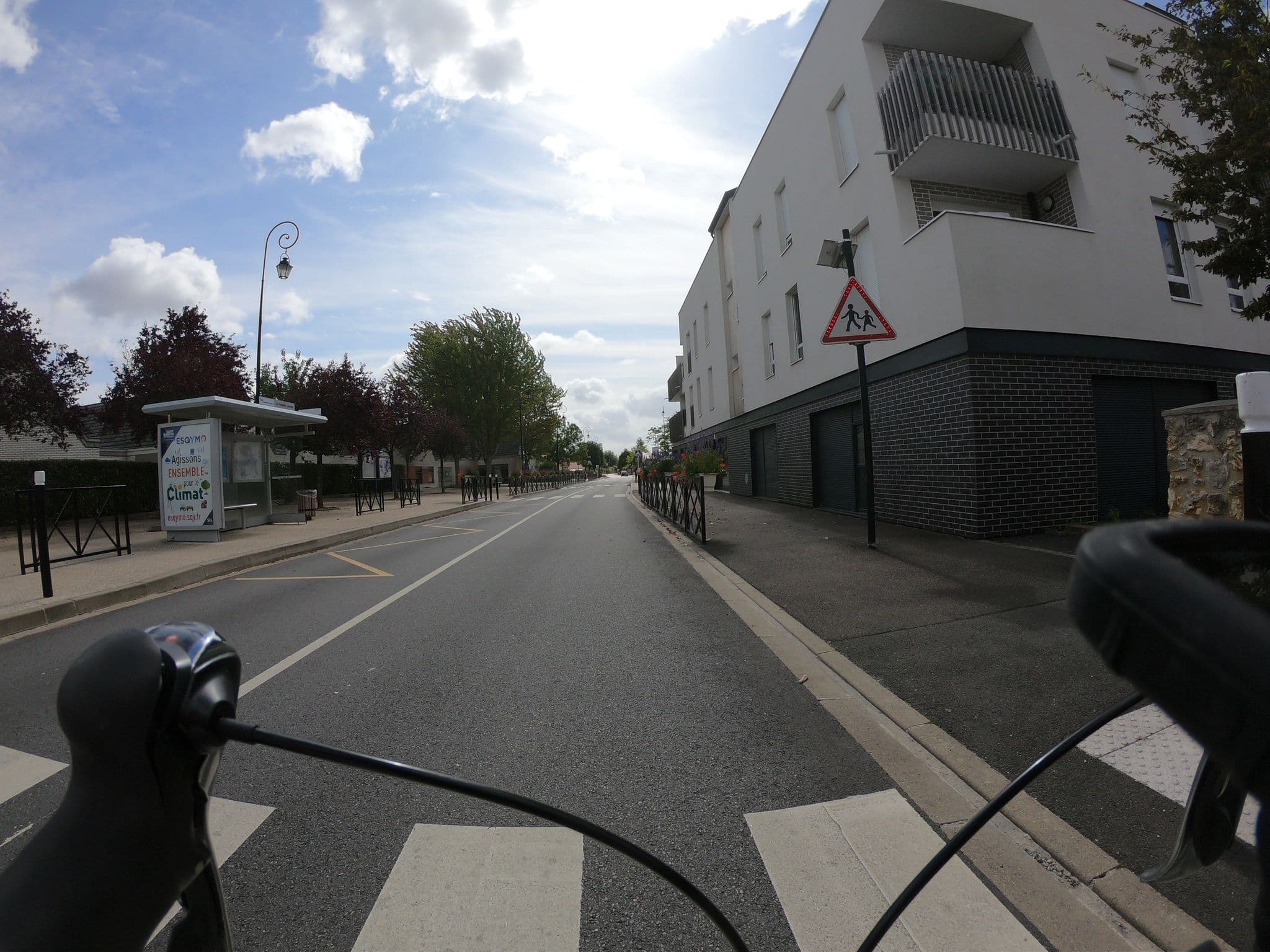 Street view near Magny Loisirs, Châteaufort — © htonchia (CC BY-SA · Mapillary)