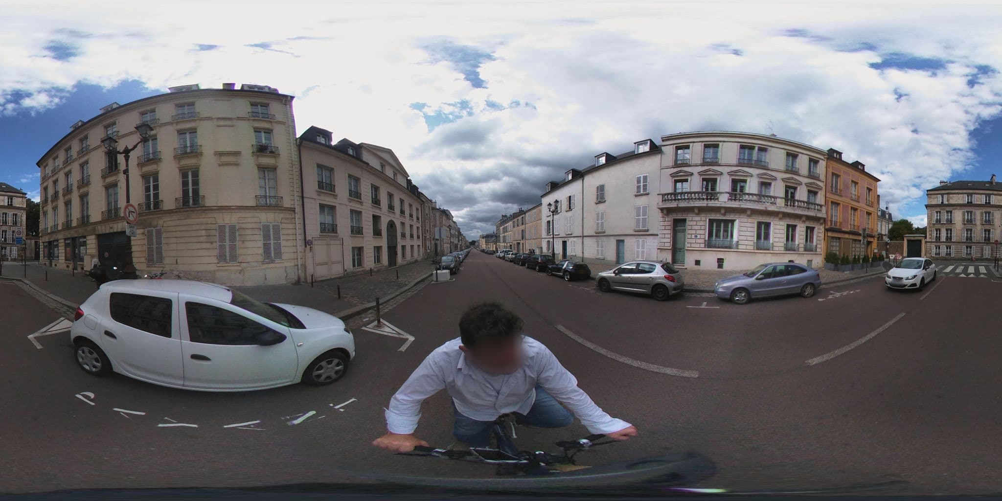 Street view near Atout Charme, Versailles — © geovelo (CC BY-SA · Mapillary)