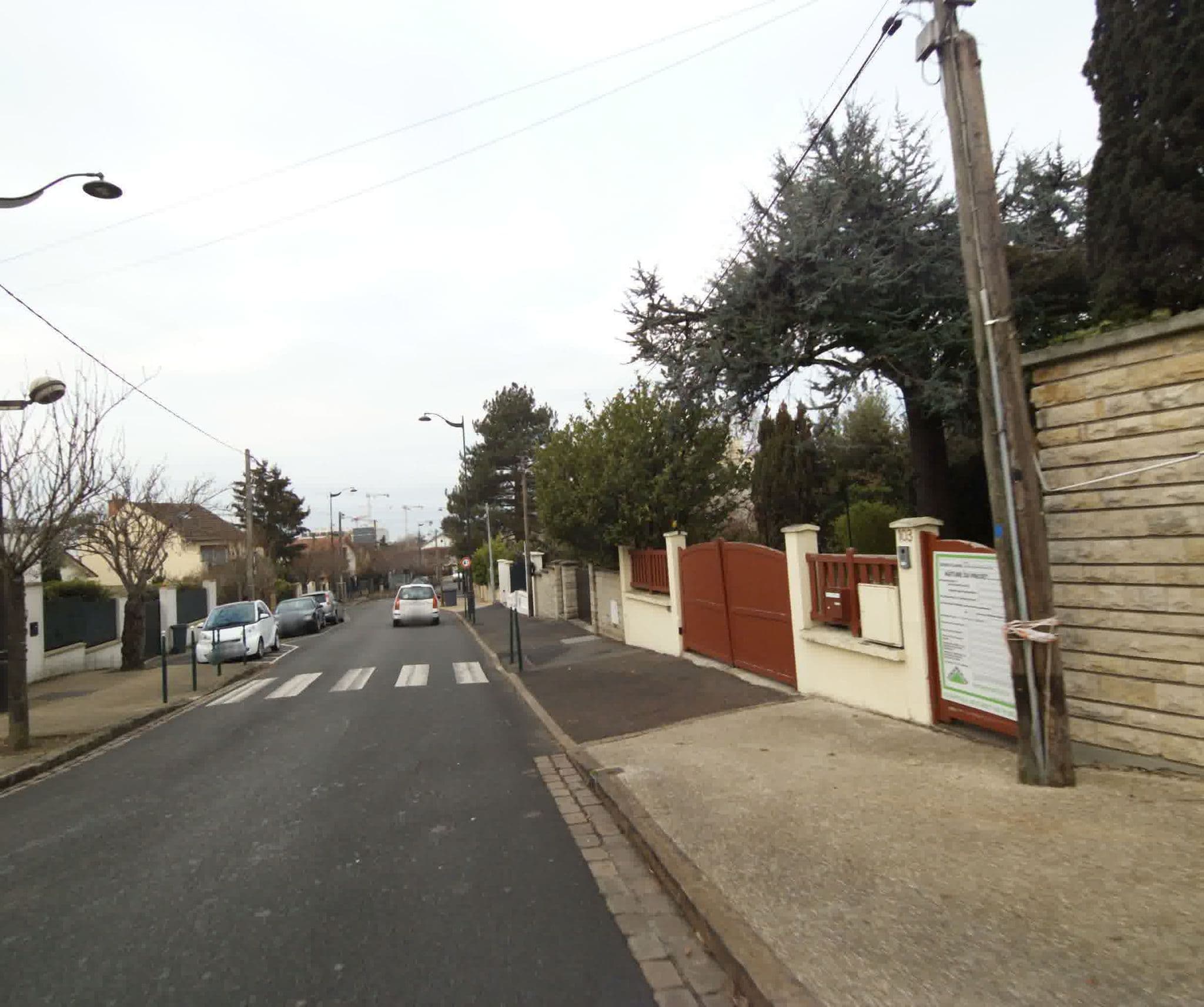 Street view near Auther's Swimming Pool, Suresnes — © sogefi (CC BY-SA · Mapillary)