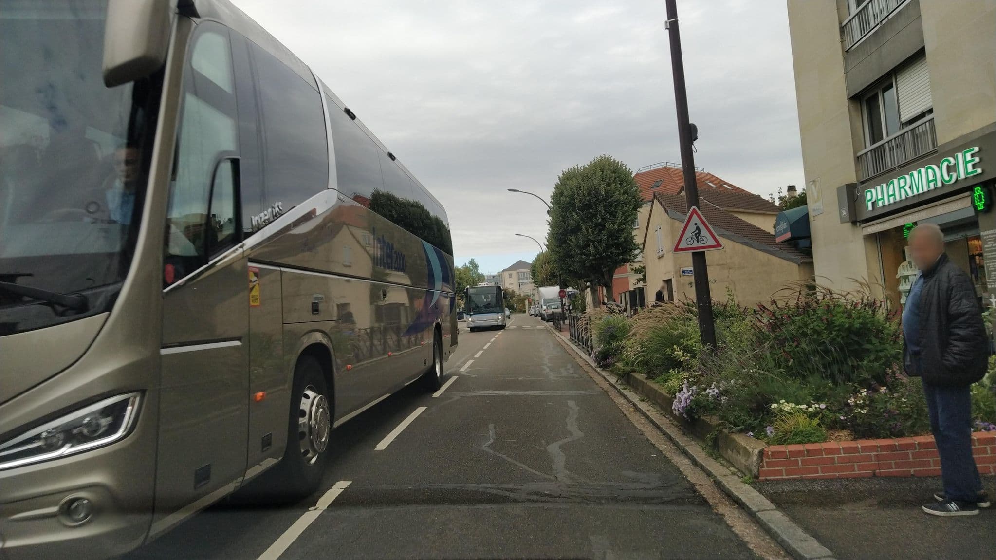 Street view near Selectour - Le Chesnay Voyages, Le Chesnay — © mobip (CC BY-SA · Mapillary)