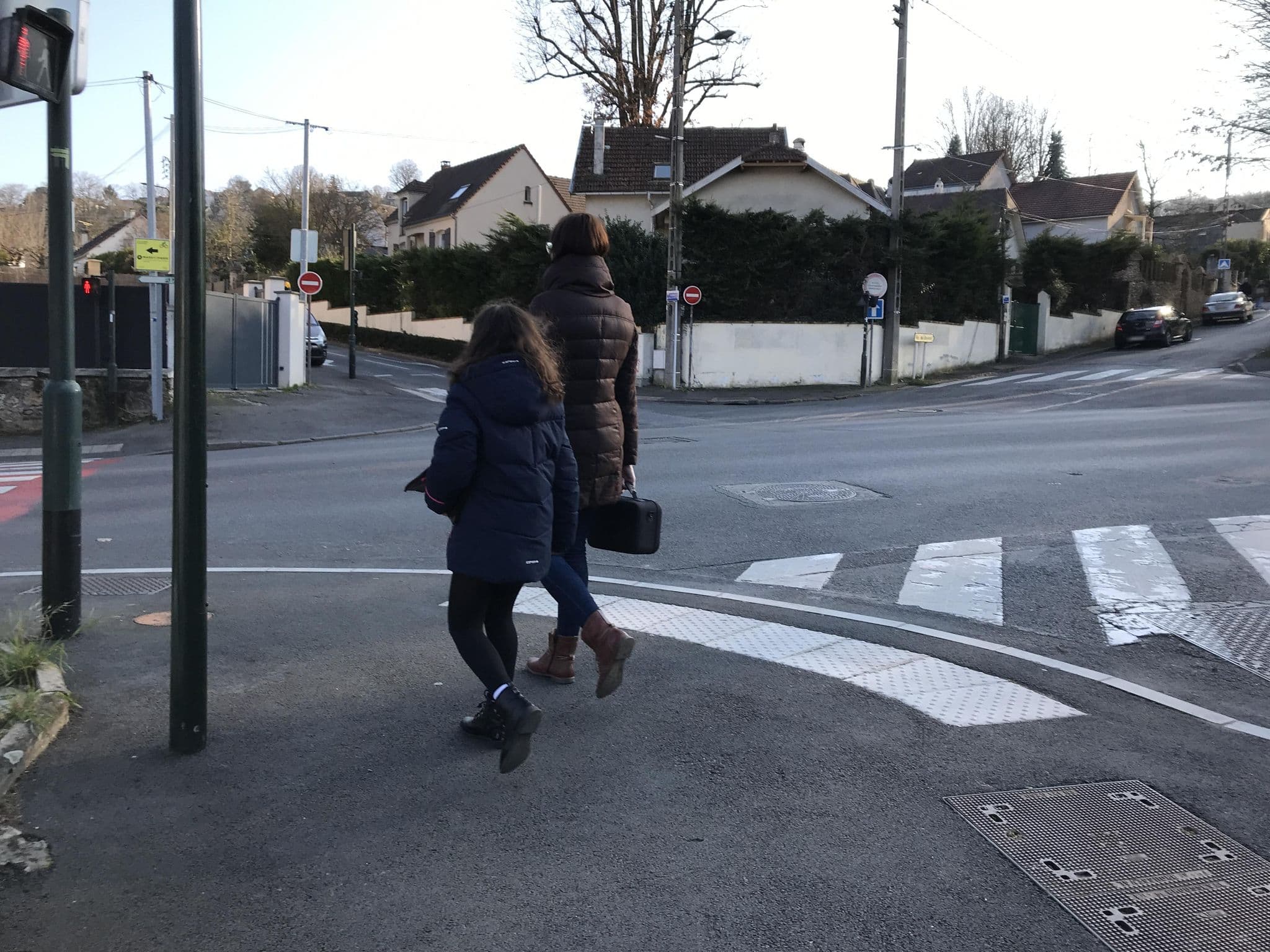 Street view near Hotel Villabona, Orsay — © josmougn (CC BY-SA · Mapillary)