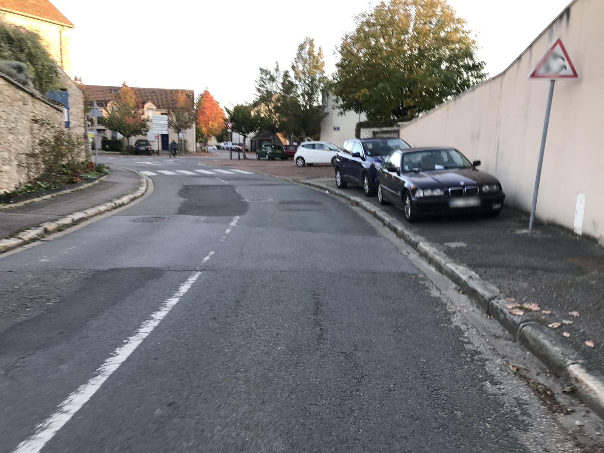Street view near Novotel Paris Saclay, Saclay — © josmougn (CC BY-SA · Mapillary)