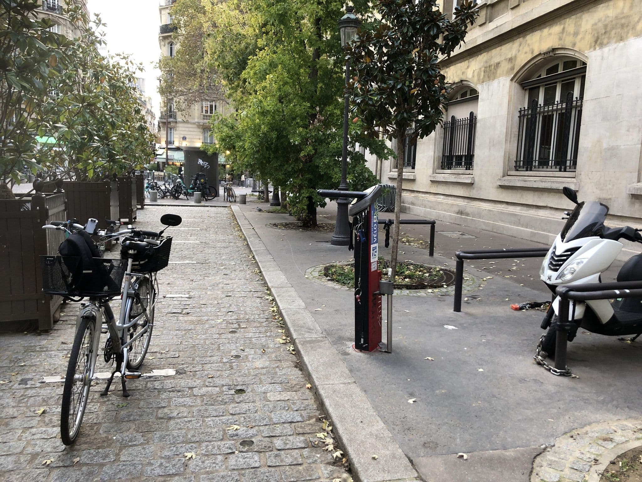 Street view near Hotel L'Amiral**, Paris 15 Vaugirard — © tranbert75 (CC BY-SA · Mapillary)