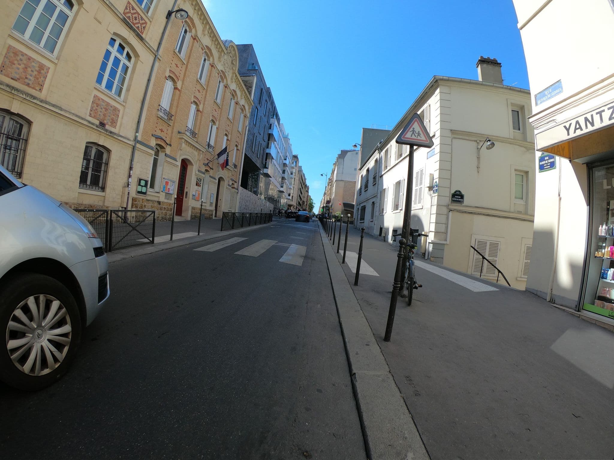 Street view near Le Clos De L’olivier, Paris 15 Vaugirard — © ywwwes (CC BY-SA · Mapillary)