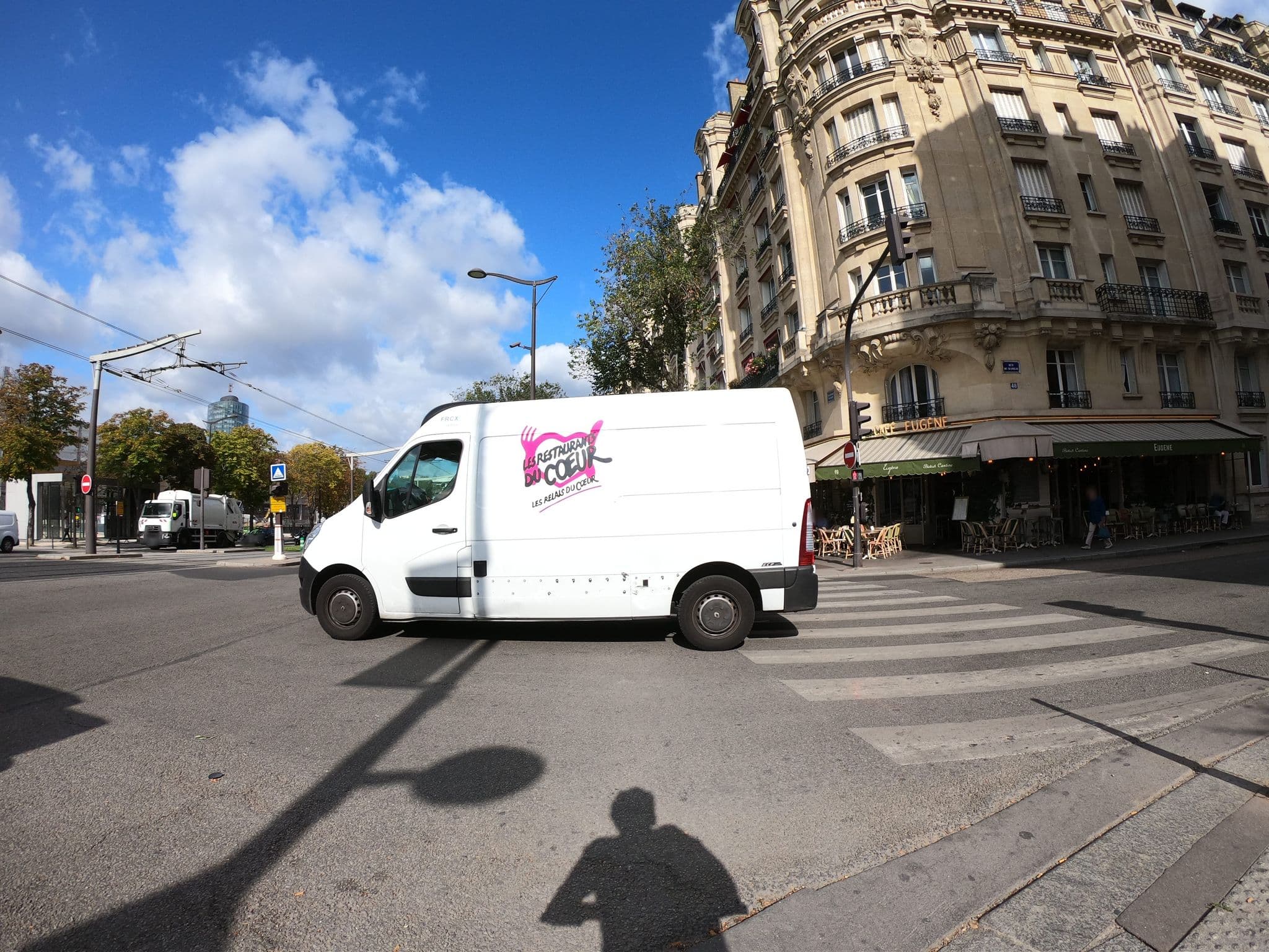 Street view near Les Hôtels de Paris, Vanves — © ywwwes (CC BY-SA · Mapillary)