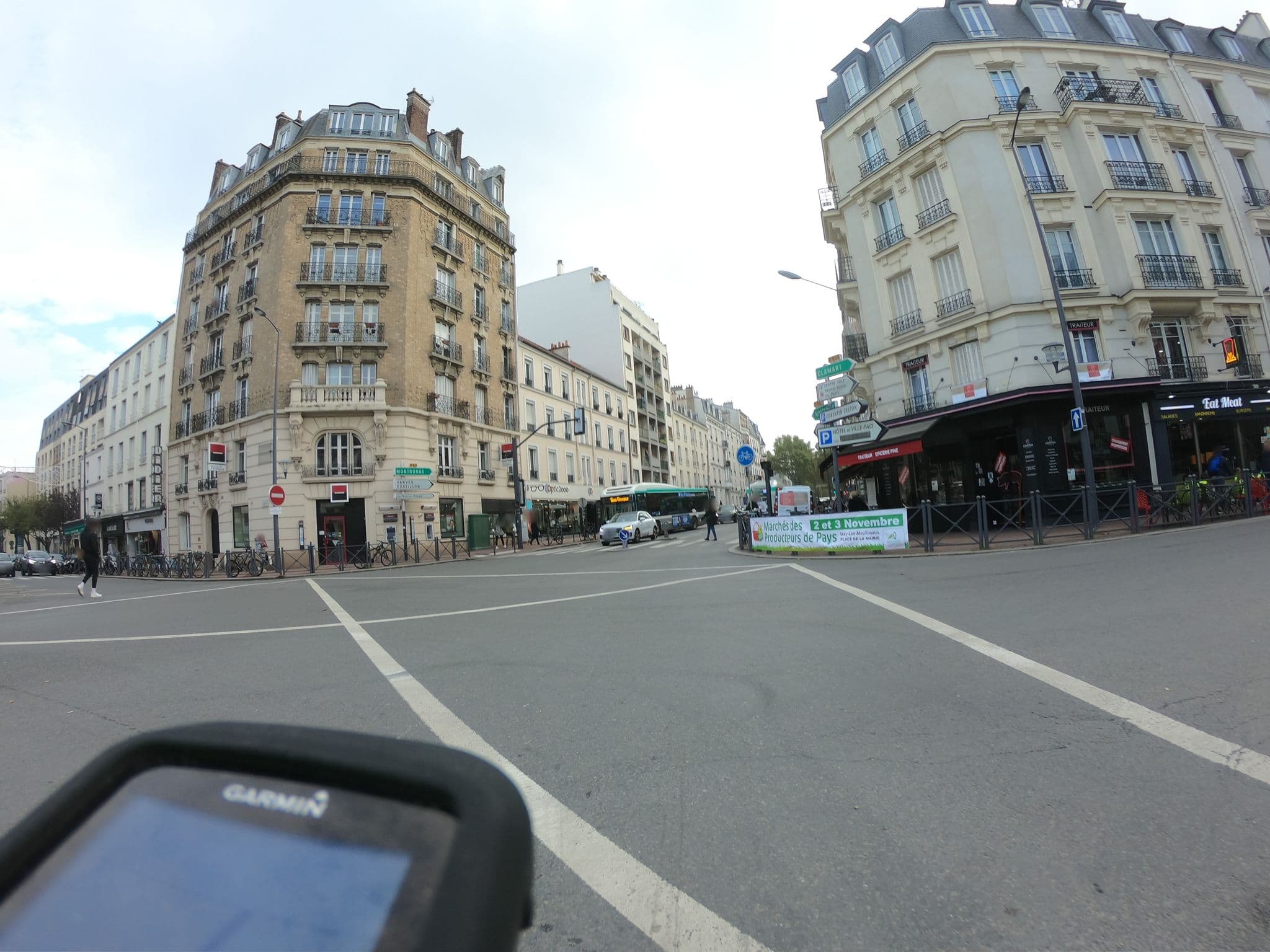 Street view near L'aeroclub, Issy-les-Moulineaux — © htonchia (CC BY-SA · Mapillary)