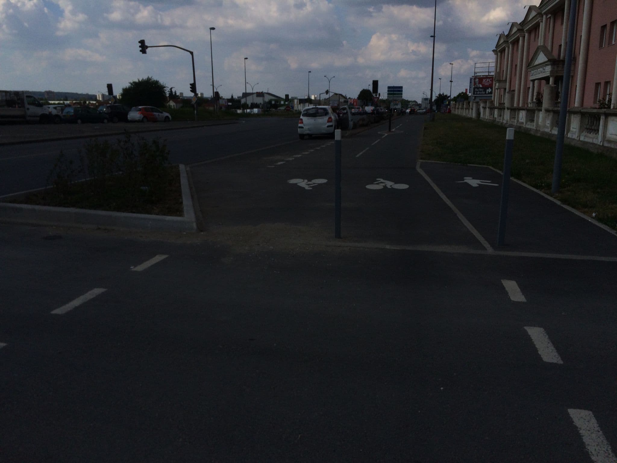 Street view near Hôtel Mister Bed City, Chilly-Mazarin — © josmougn (CC BY-SA · Mapillary)