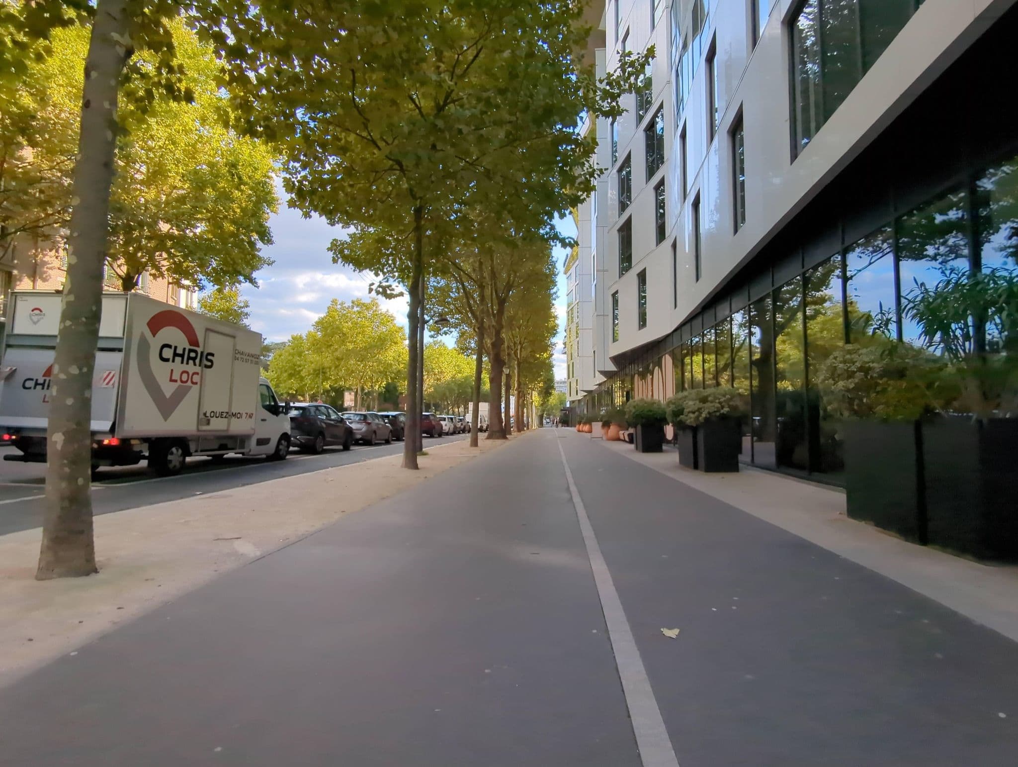 Street view near Novotel Paris Porte de Versailles, Vanves — © miguel_andrade (CC BY-SA · Mapillary)