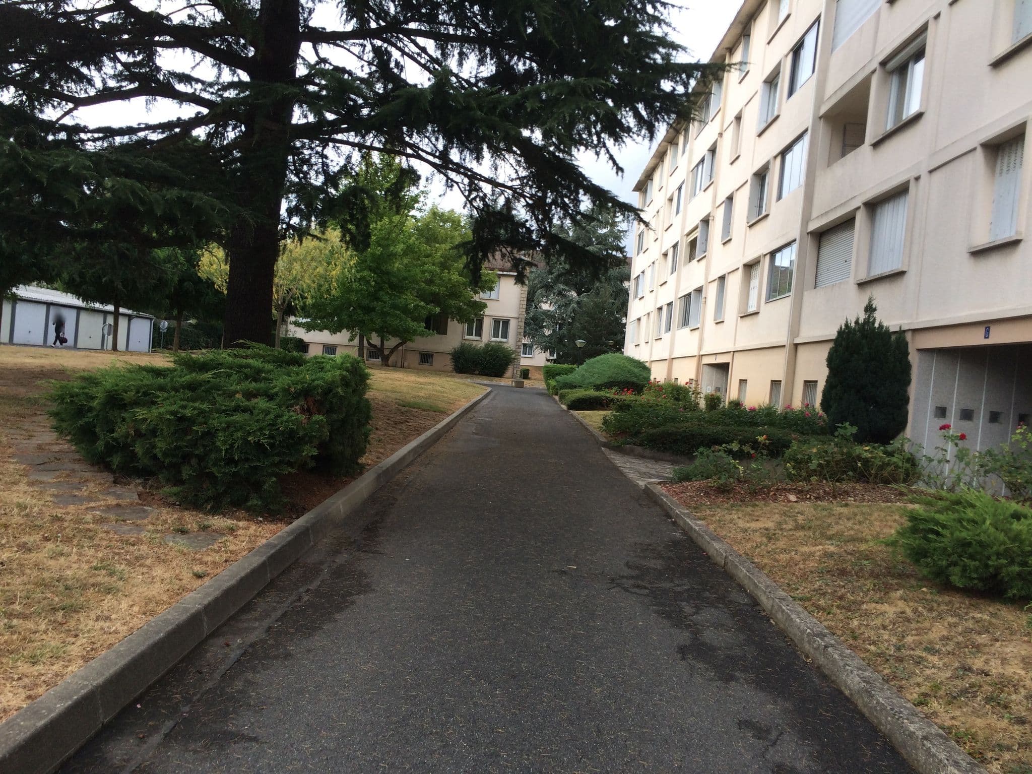 Street view near Privilège Hotels Resorts, Massy — © josmougn (CC BY-SA · Mapillary)
