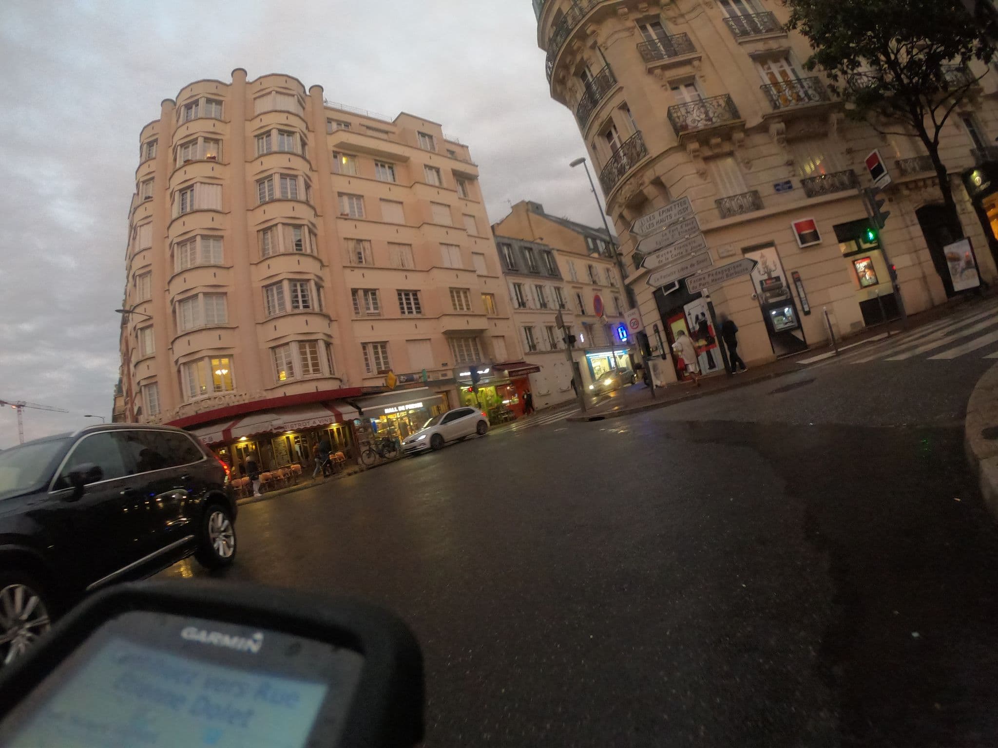Street view near Selectour - Ailleurs Voyages, Issy-les-Moulineaux — © htonchia (CC BY-SA · Mapillary)